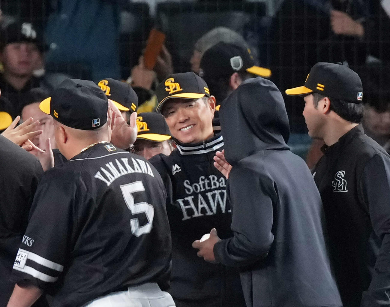 阪神対ソフトバンク　阪神に勝利し笑顔でタッチを交わすソフトバンク小久保監督（中央）（撮影・足立雅史）