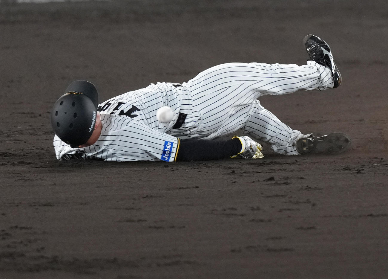 阪神対ソフトバンク　6回裏無死一塁、森下は二塁盗塁に成功する（撮影・足立雅史）