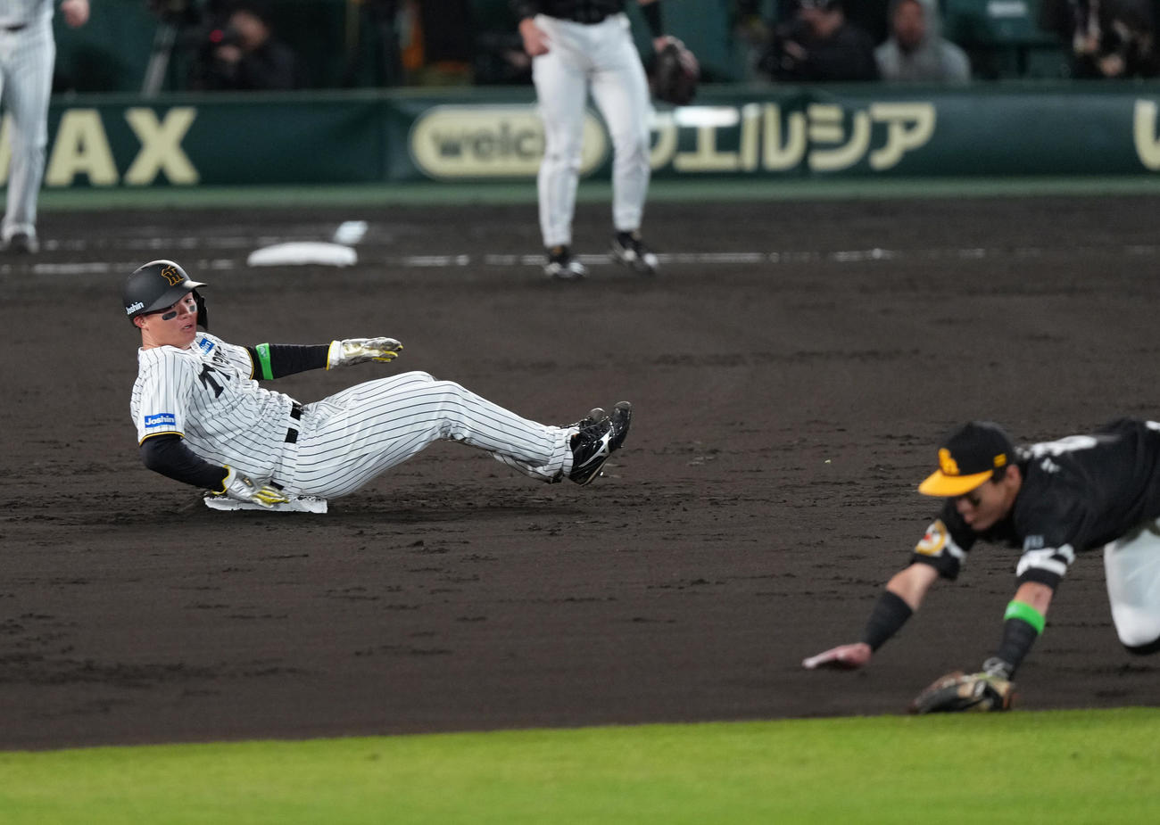 阪神対ソフトバンク　6回裏無死一塁、森下は二塁盗塁に成功する（撮影・足立雅史）