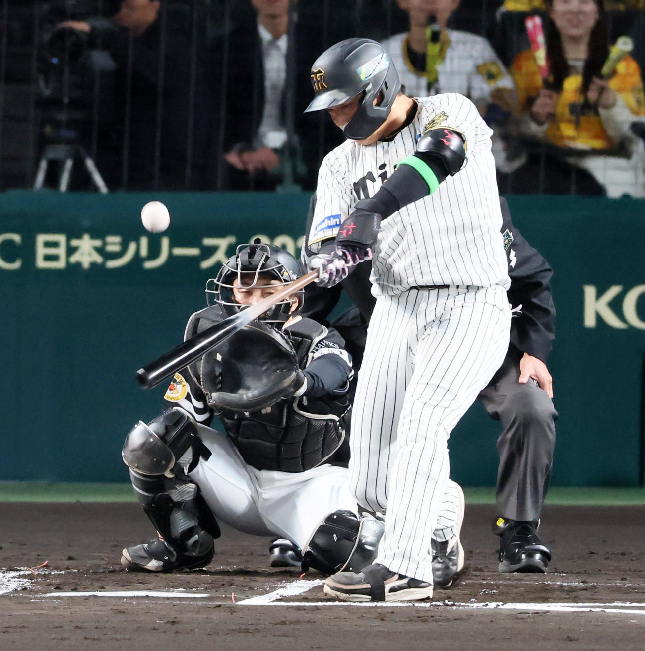 阪神対ソフトバンク　1回裏阪神2死二塁、大山は一飛を打ちあげる（撮影・加藤哉）