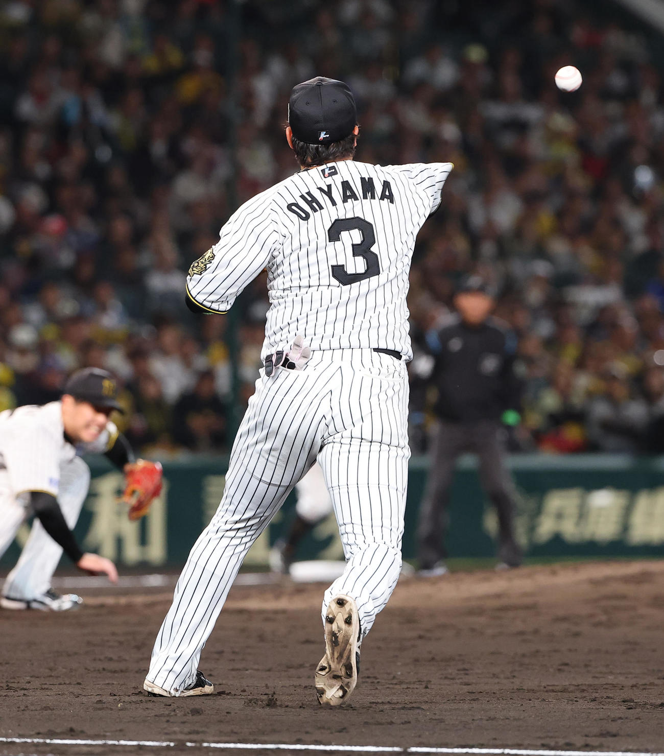 阪神対ソフトバンク　5回表ソフトバンク無死二塁、海野の一ゴロを三塁へ送球する大山（撮影・上田博志）