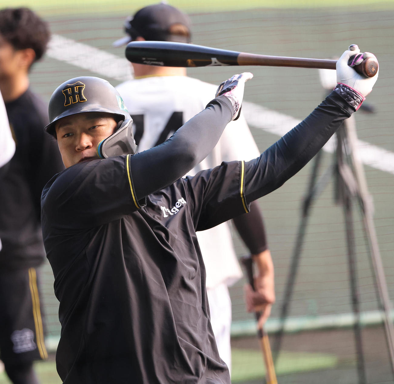 日本シリーズ第3戦　阪神対ソフトバンク　トルピードバットで打撃練習をする大山（撮影・上田博志）