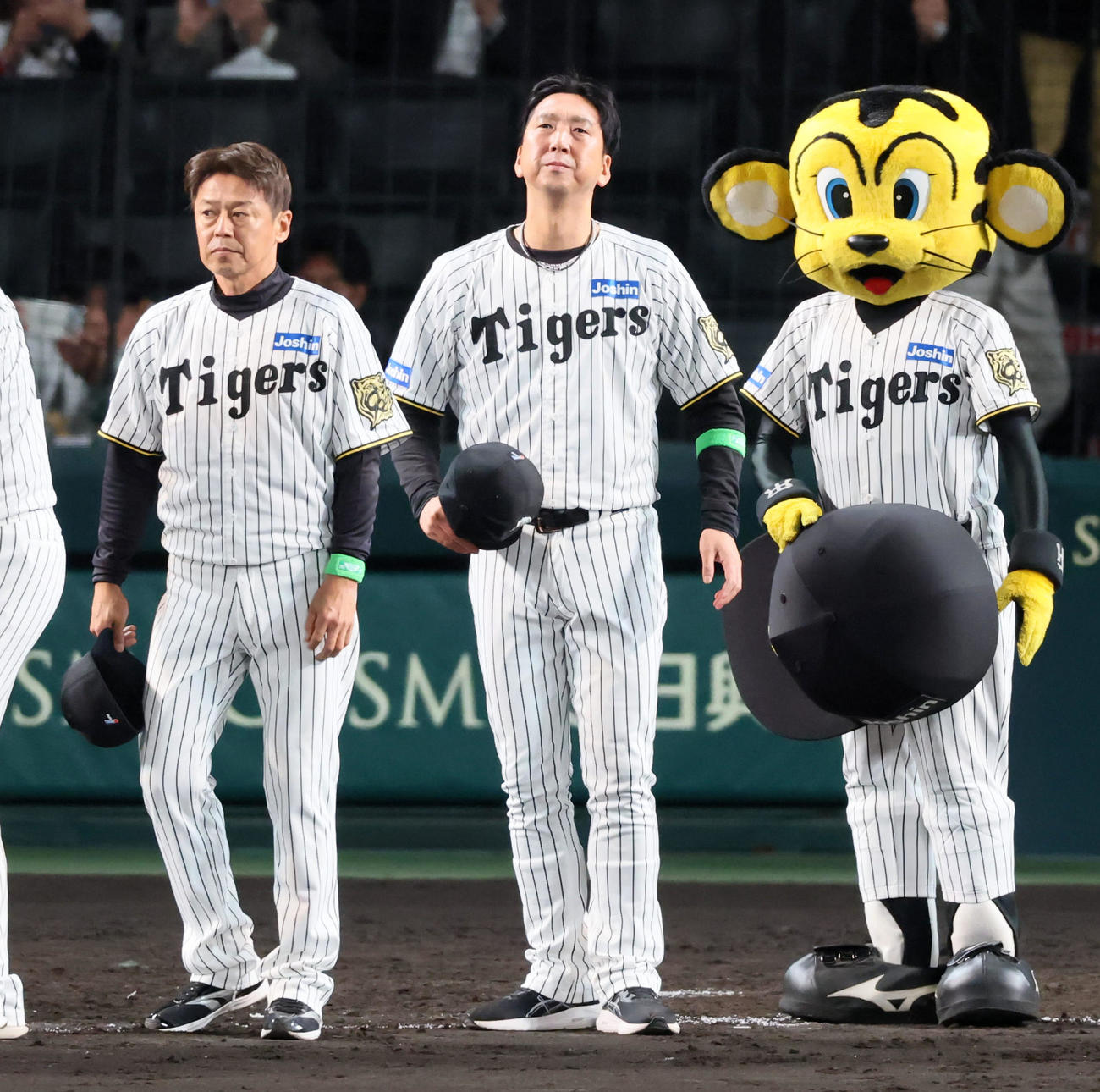 阪神対ソフトバンク　ソフトバンクに敗れスタンドへあいさつする藤川監督（撮影・加藤哉）