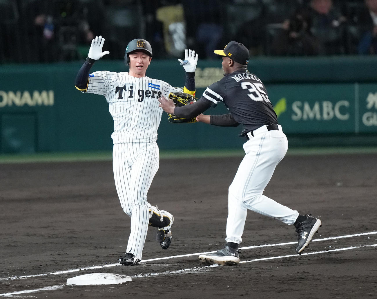 阪神対ソフトバンク　3回裏阪神1死、近本（左）を投ゴロに仕留めたモイネロは追いかけるようにタッチする（撮影・足立雅史）