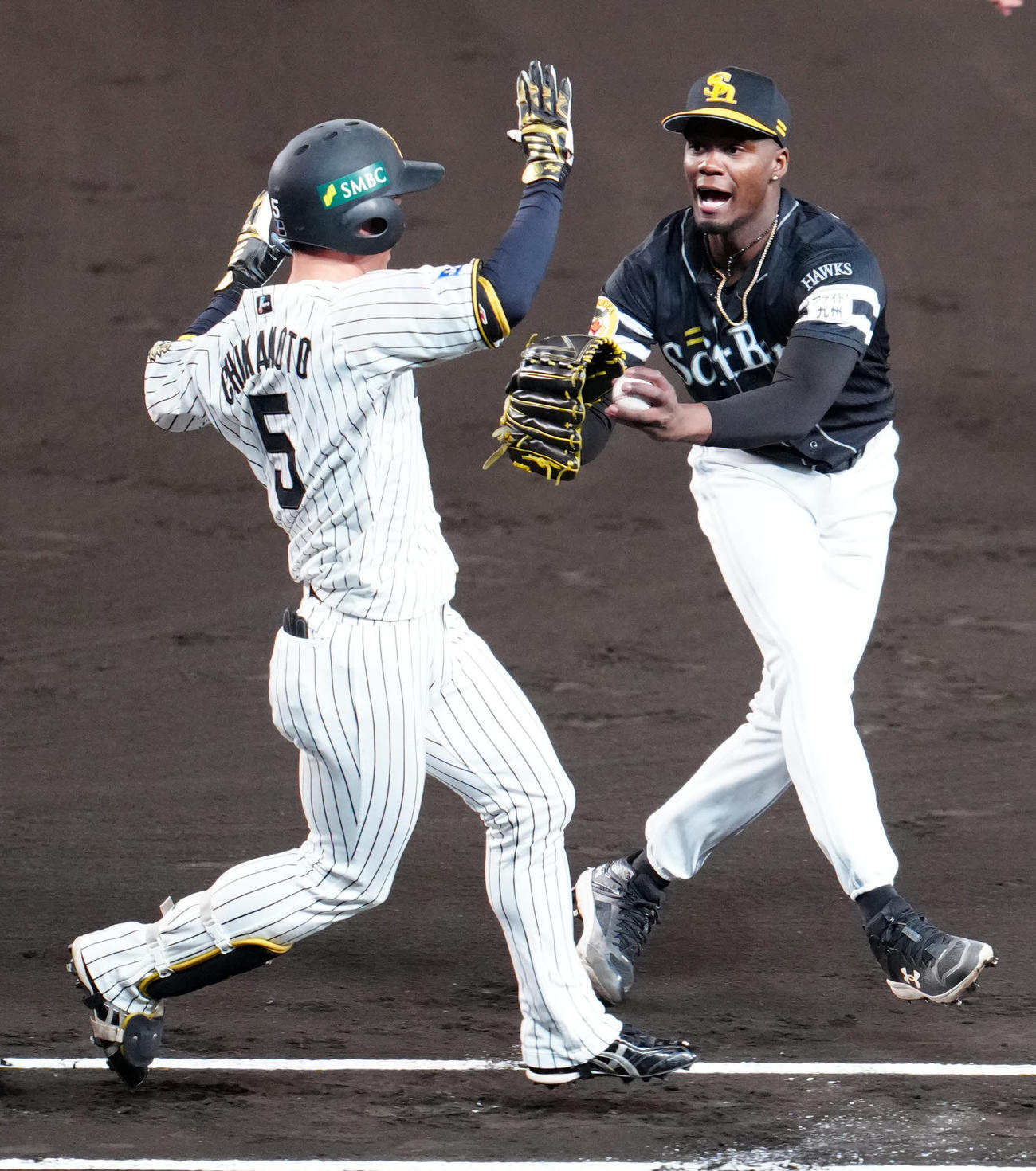 阪神対ソフトバンク　3回裏阪神1死、近本（左）を投ゴロに仕留めるモイネロ（撮影・江口和貴）