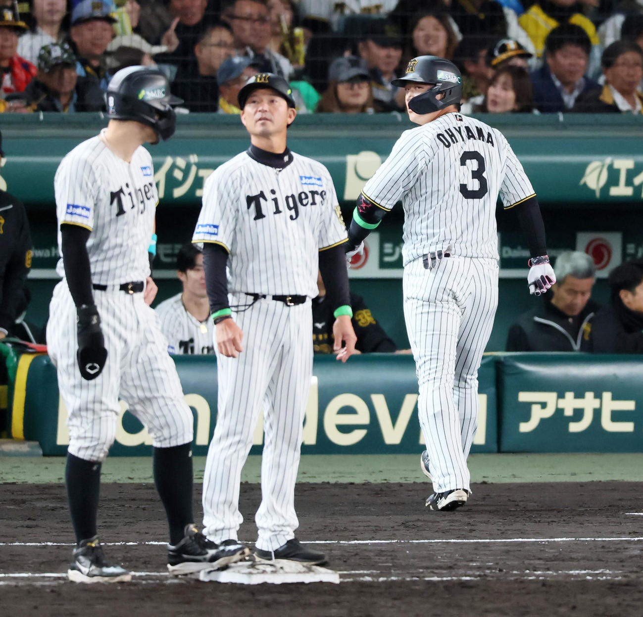 阪神対ソフトバンク　6回裏阪神無死一、二塁、大山は中飛を打ち上げる（撮影・加藤哉）