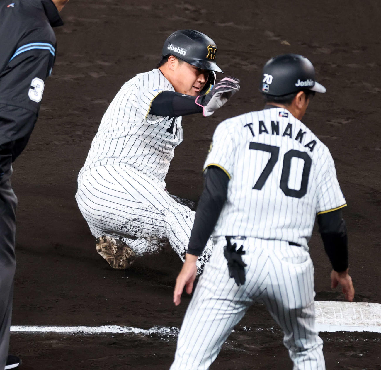 阪神対ソフトバンク　8回裏阪神2死一塁、島田の右前打で三塁進塁する大山（撮影・浅見桂子）