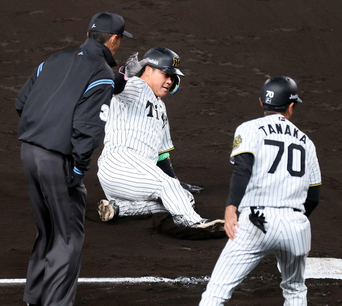 阪神対ソフトバンク　8回裏阪神2死一塁、島田の右前打で三塁進塁する大山（撮影・浅見桂子）
