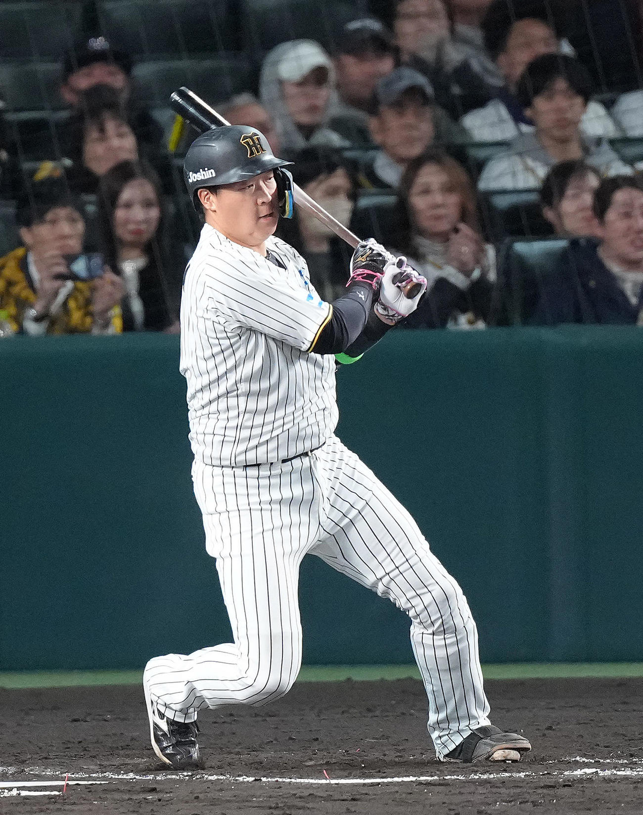 阪神対ソフトバンク　4回裏阪神1死一塁、大山は三塁ファンブルで出塁する（撮影・足立雅史）