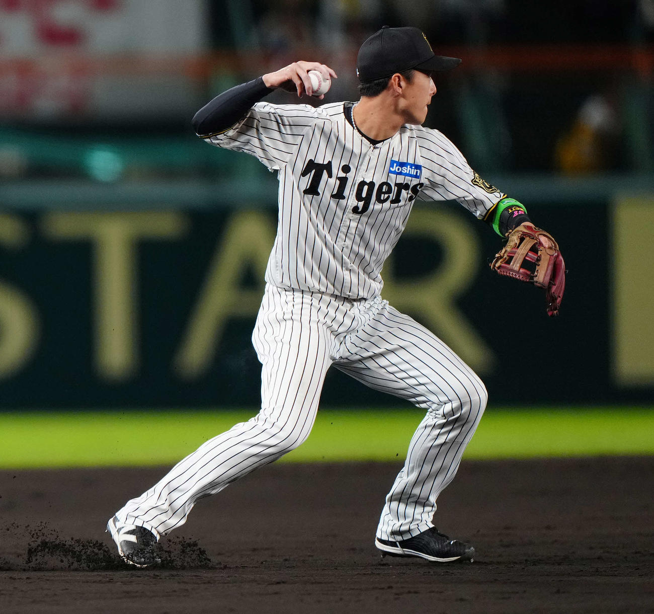 阪神対ソフトバンク　5回表ソフトバンク無死二塁、海野の一ゴロで二塁走者牧原大をアウトにした後、二塁へ送球する遊撃手小幡（撮影・鈴木みどり）