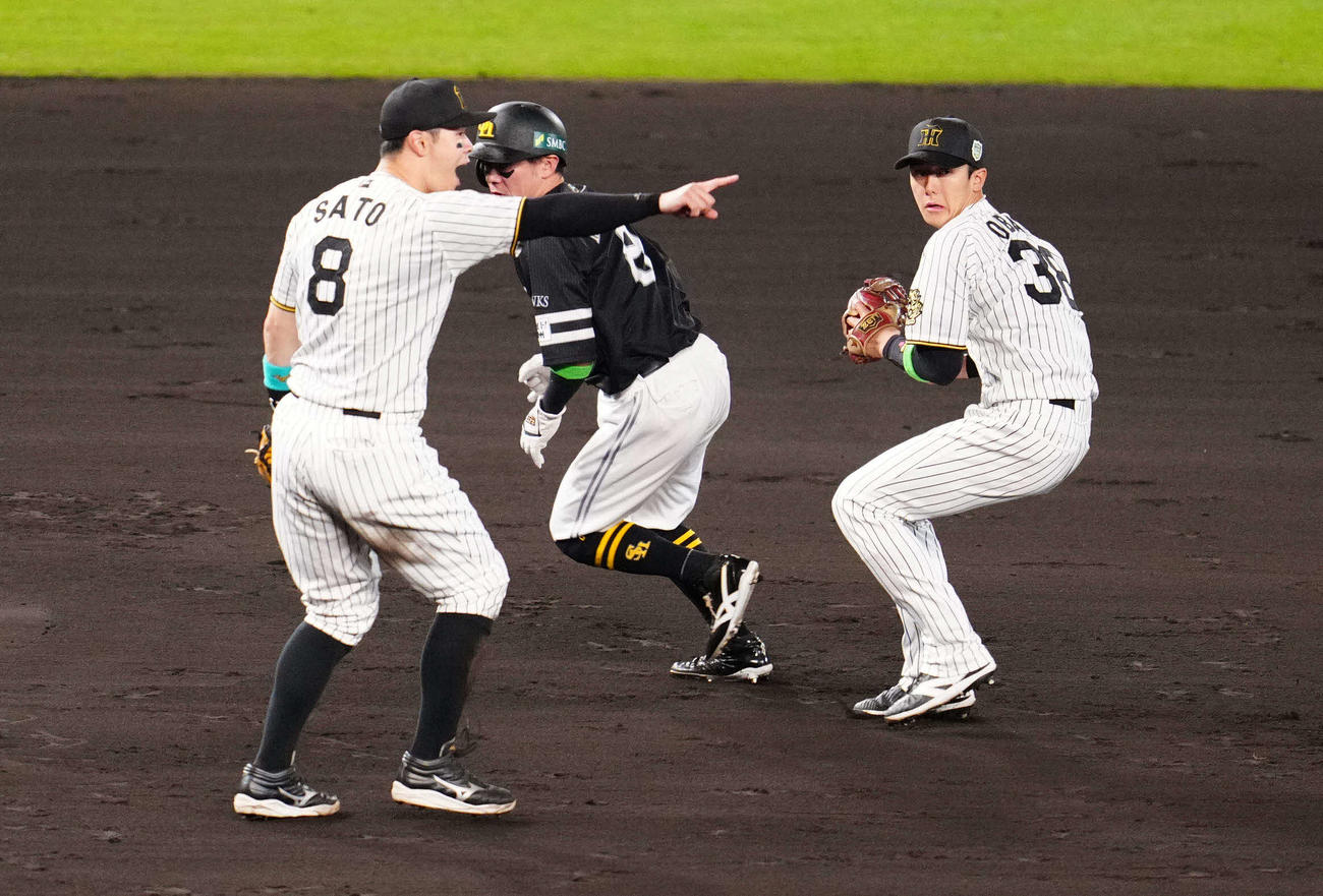 阪神対ソフトバンク　5回表ソフトバンク無死二塁、海野の一ゴロで走者牧原大（中央）をタッチアウトとし二塁へ送球する遊撃手小幡（右）（撮影・江口和貴）