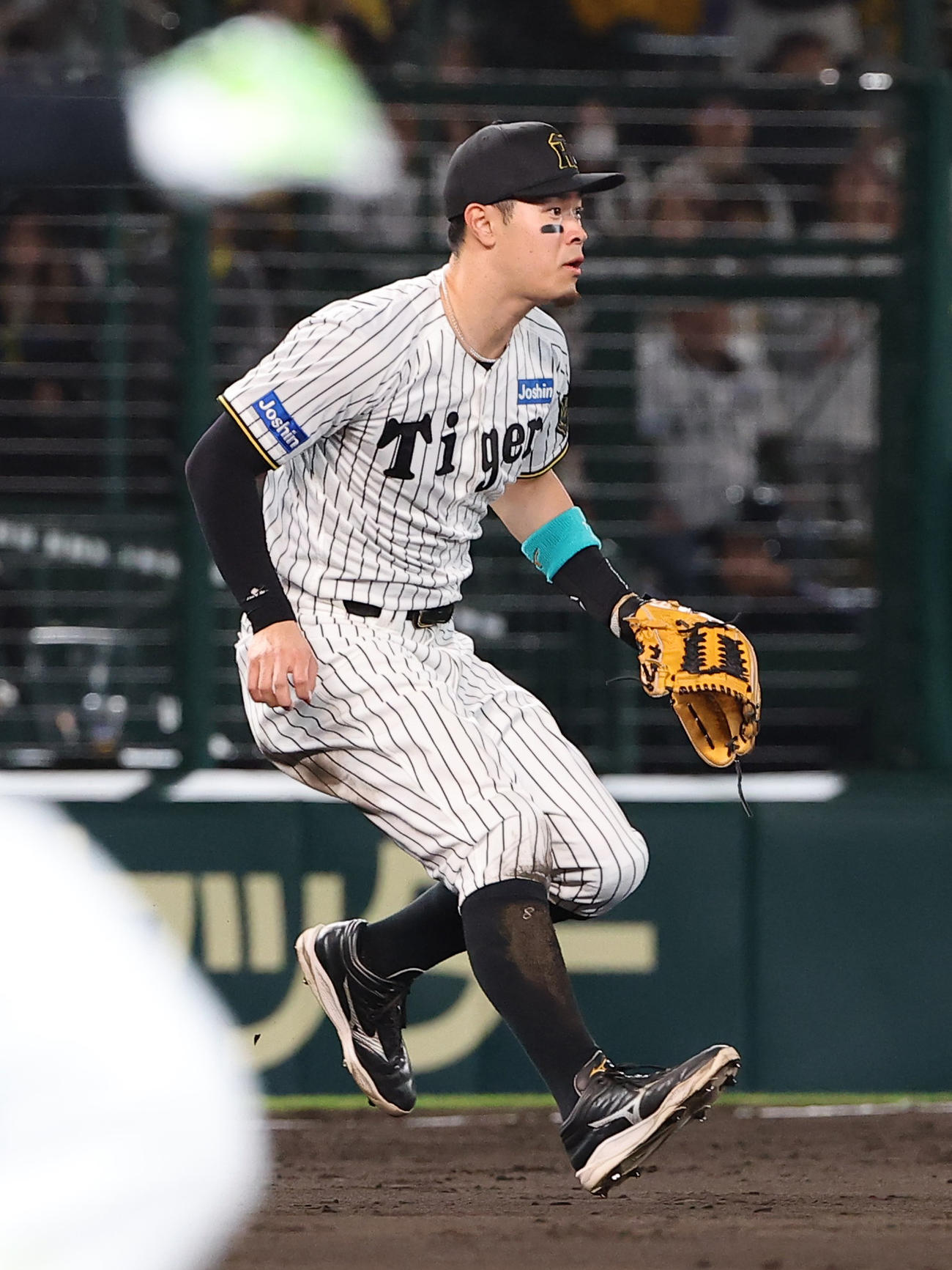 阪神対ソフトバンク　5回表ソフトバンク無死二塁、大山の送球を受けた佐藤輝は小幡に投げ牧原大を挟殺する（撮影・上田博志）