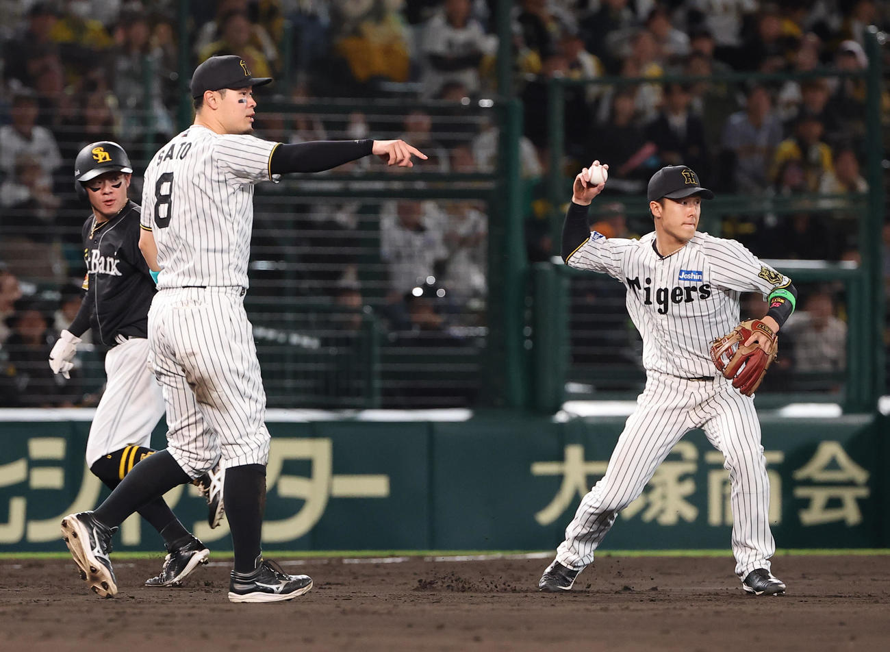 阪神対ソフトバンク　5回表ソフトバンク無死二塁、牧原大（左）をを挟殺した小幡は中野に送球し海野を刺す（撮影・上田博志）