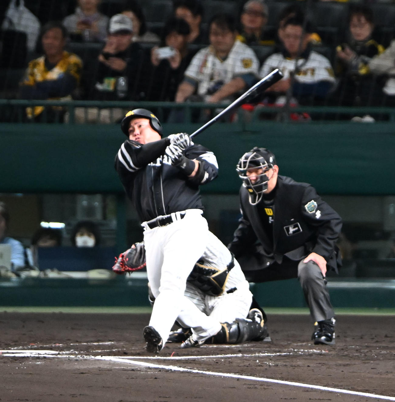 阪神対ソフトバンク　4回表ソフトバンク無死、中越えソロ本塁打を放つ山川（撮影・和賀正仁）
