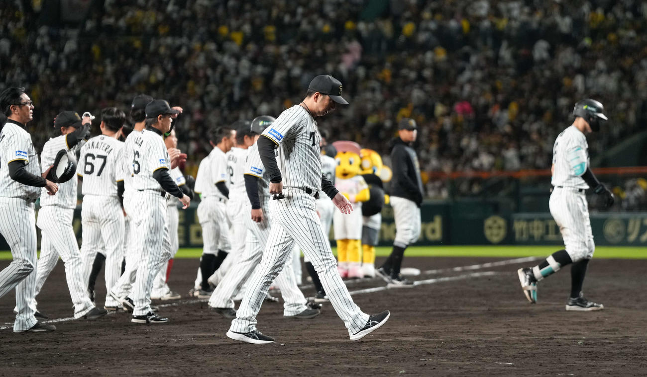阪神対ソフトバンク　ソフトバンクに敗れ、うつむきながら引き揚げる阪神藤川監督（中央）（撮影・鈴木みどり）