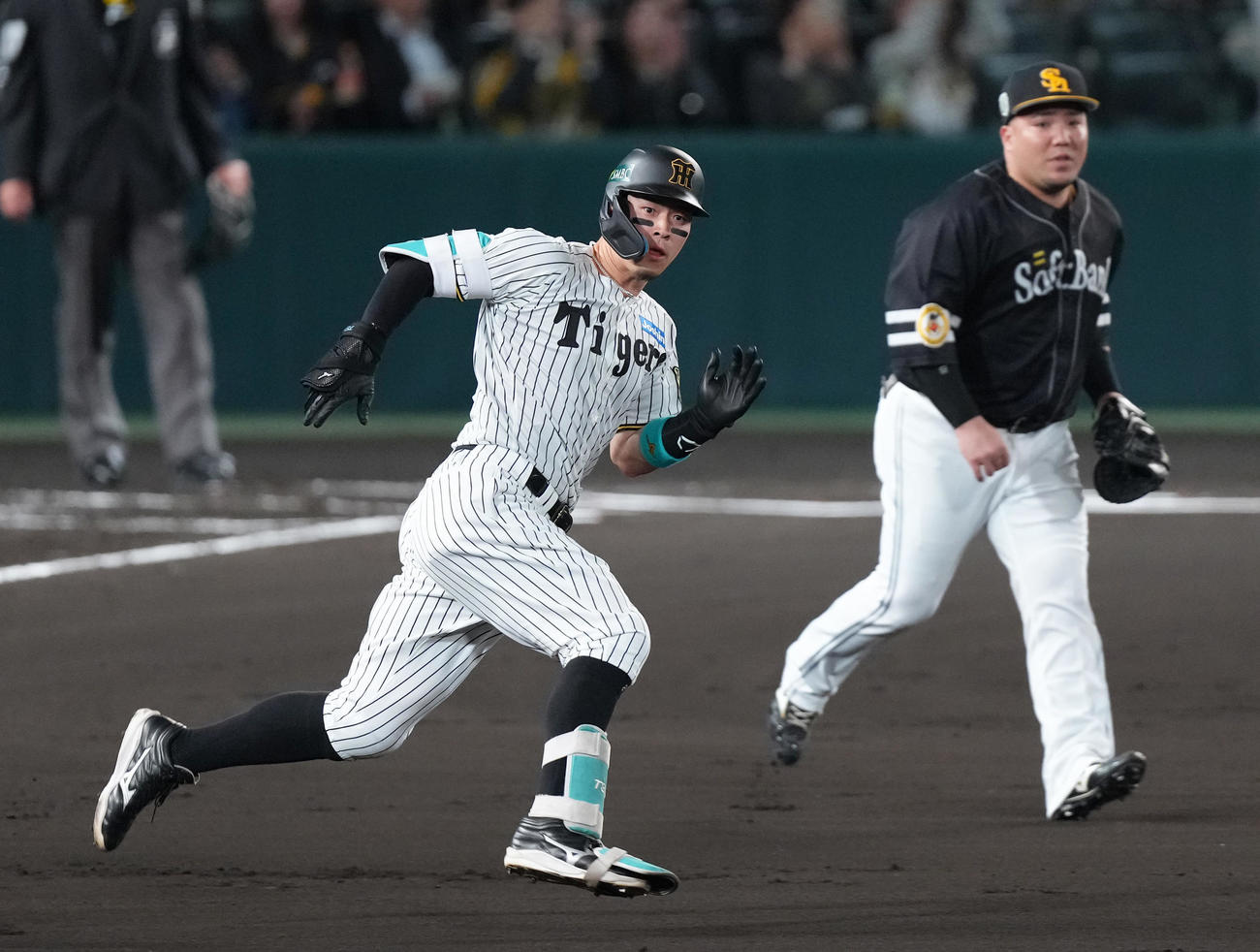 阪神対ソフトバンク　1回裏阪神2死一塁、佐藤輝（左）は先制適時二塁打を放つ。右は山川（撮影・足立雅史）