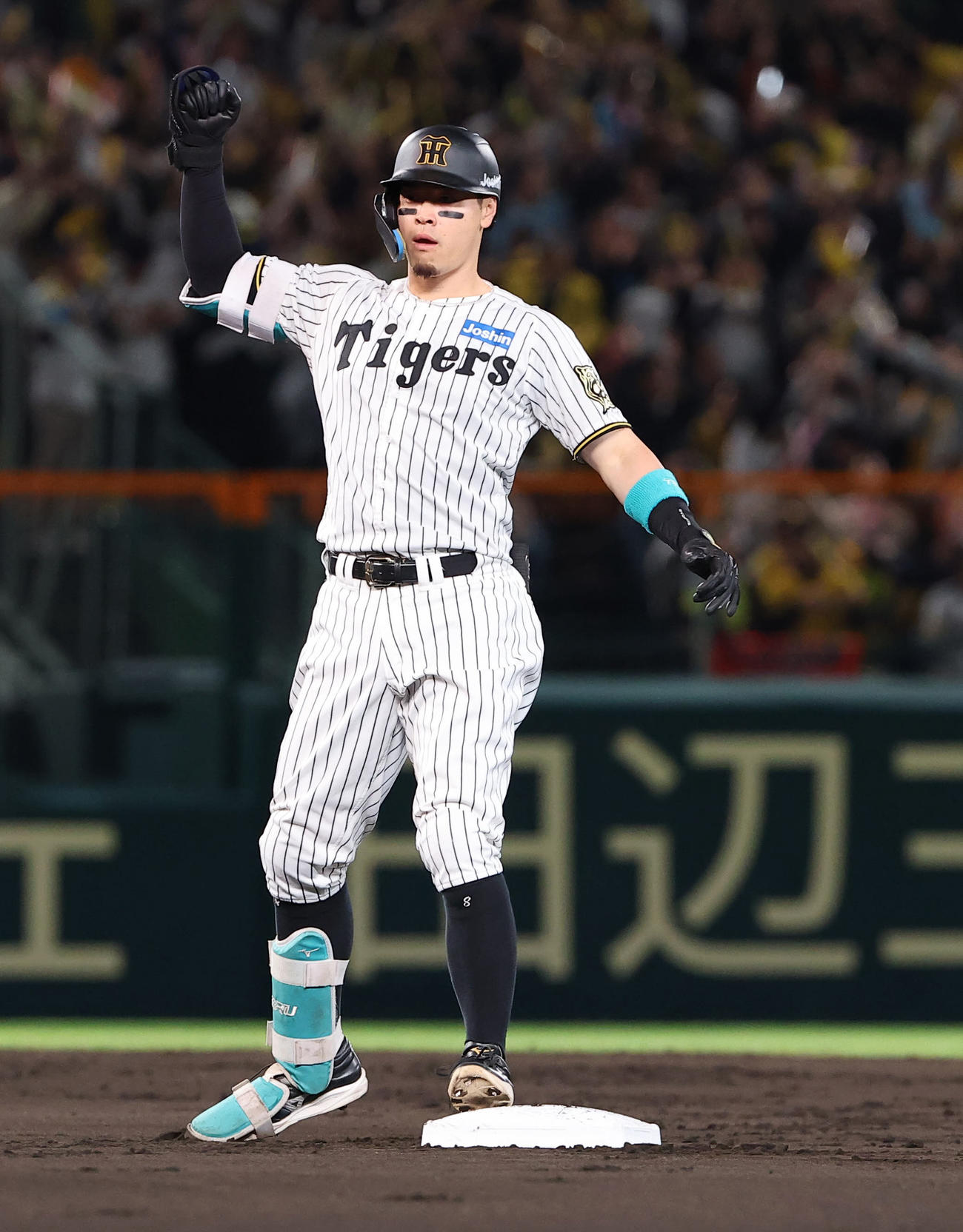 神対ソフトバンク　1回裏阪神2死一塁、佐藤輝は右越えに先制適時二塁打を放つ（撮影・上田博志）
