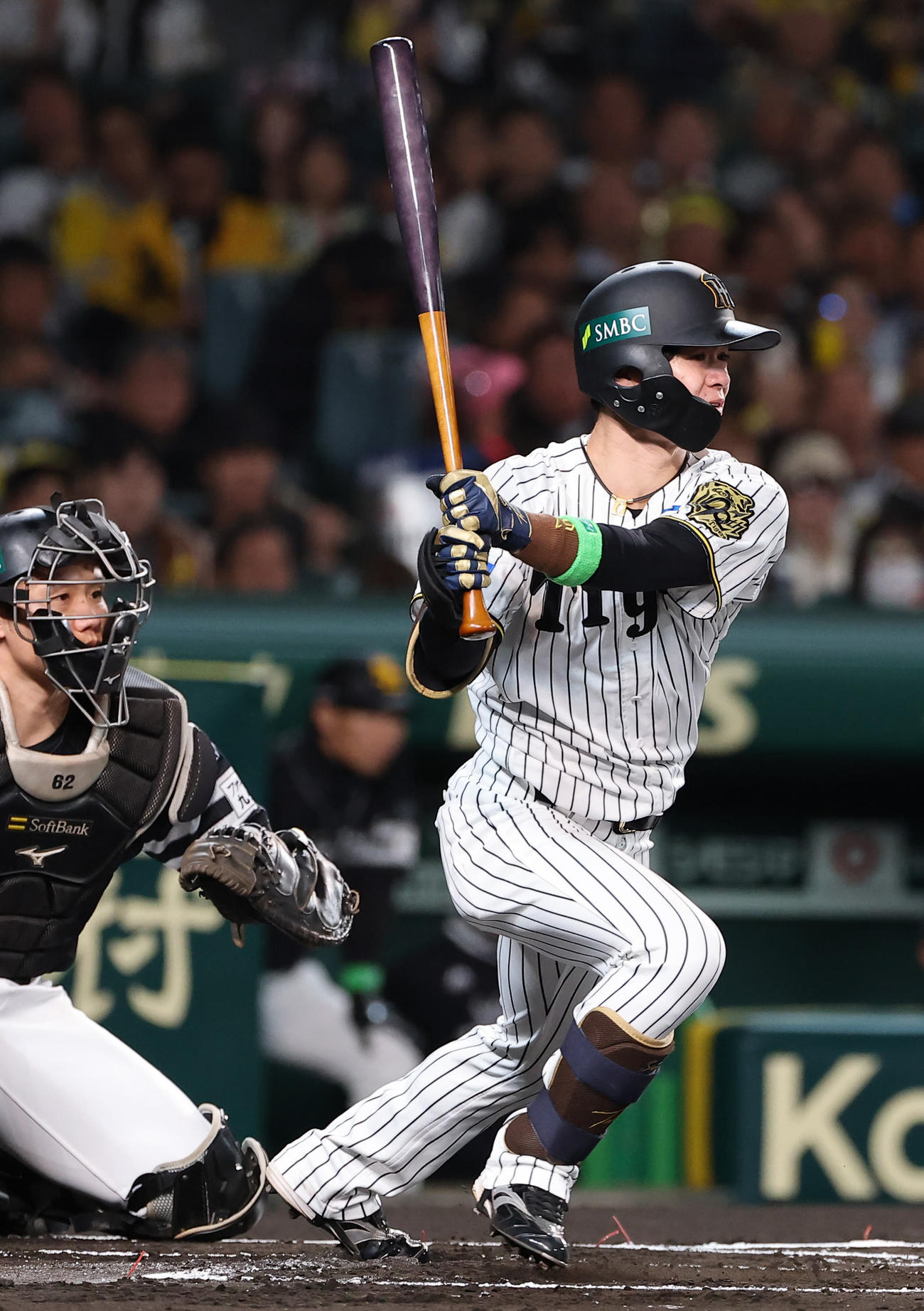 阪神対ソフトバンク　1回裏阪神1死、中野は右前打を放つ（撮影・上田博志）