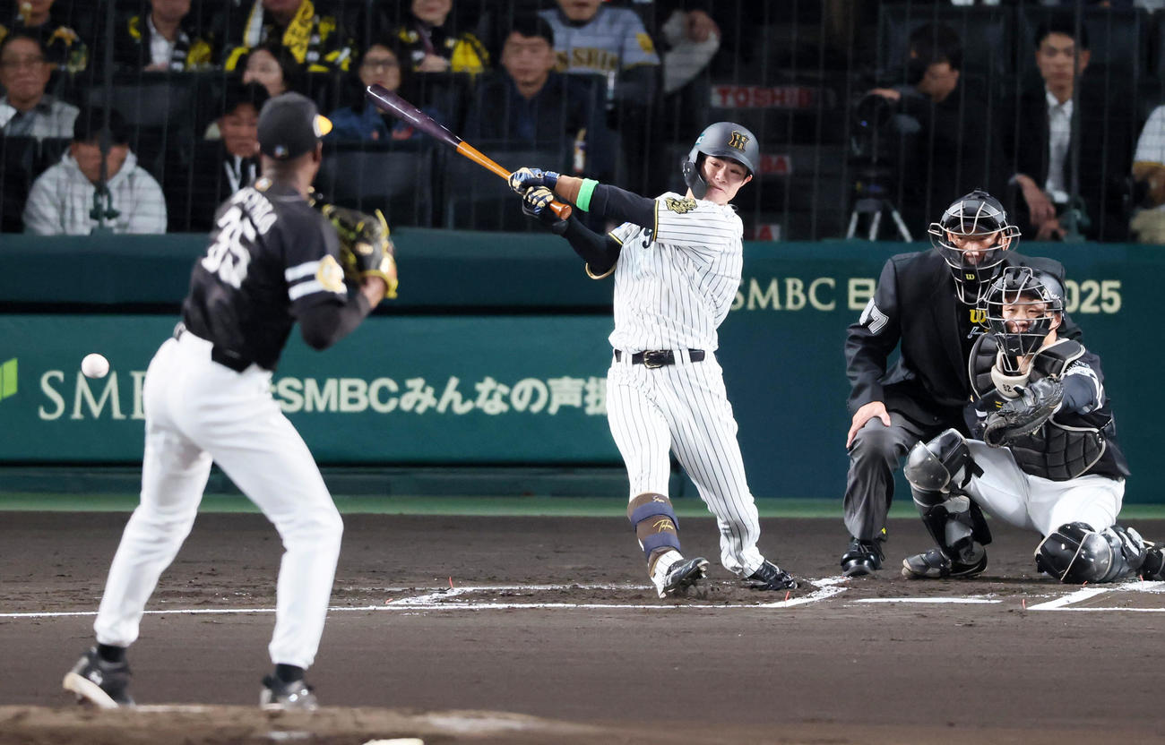 阪神対ソフトバンク　1回裏阪神1死、中野は右前打を放つ。投手モイネロ（撮影・加藤哉）