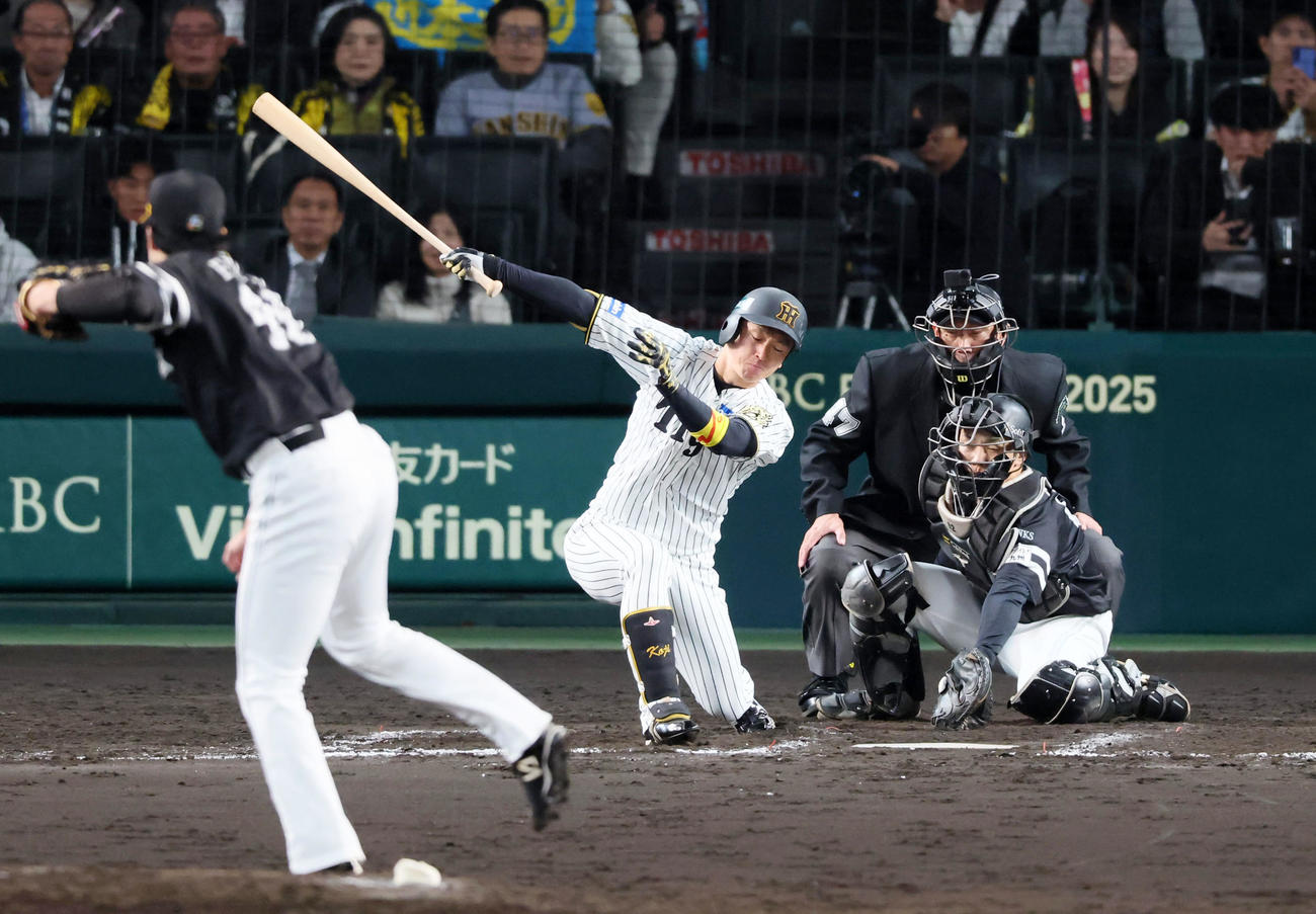 阪神対ソフトバンク　7回裏阪神1死三塁、三振に倒れる近本。投手藤井（撮影・加藤哉）