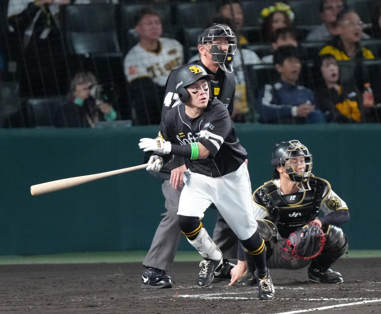 阪神対ソフトバンク　3回表ソフトバンク無死、牧原大は左二塁打を放つ（撮影・足立雅史）