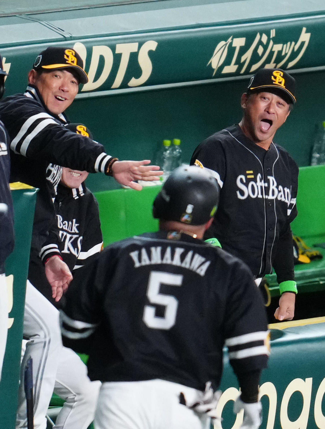 阪神対ソフトバンク　4回表ソフトバンク1死、ソロ本塁打を放った山川（中央）を迎える小久保監督（左）（撮影・江口和貴）