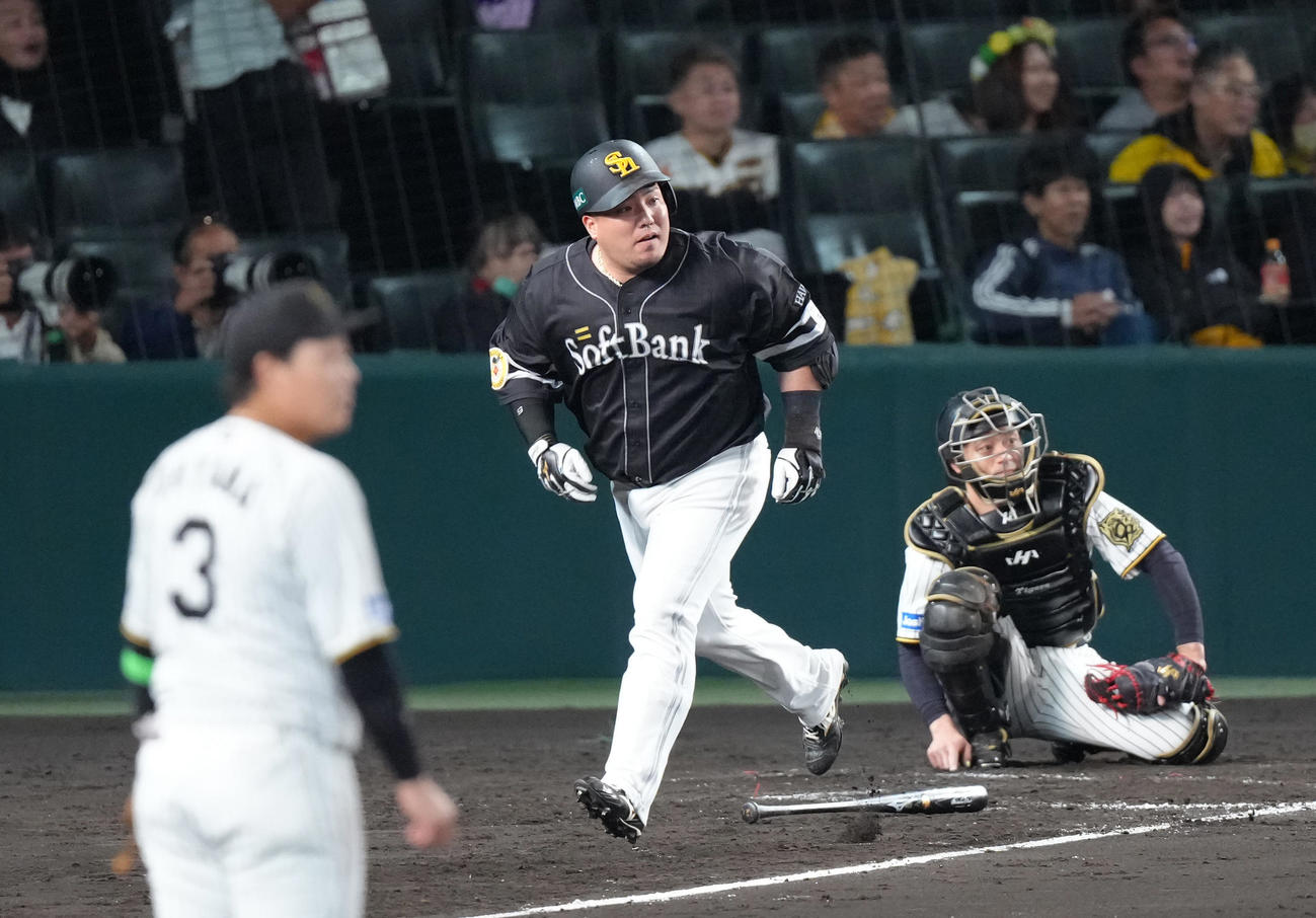 阪神対ソフトバンク　4回表ソフトバンク1死、山川は中越え本塁打を放つ（撮影・足立雅史）
