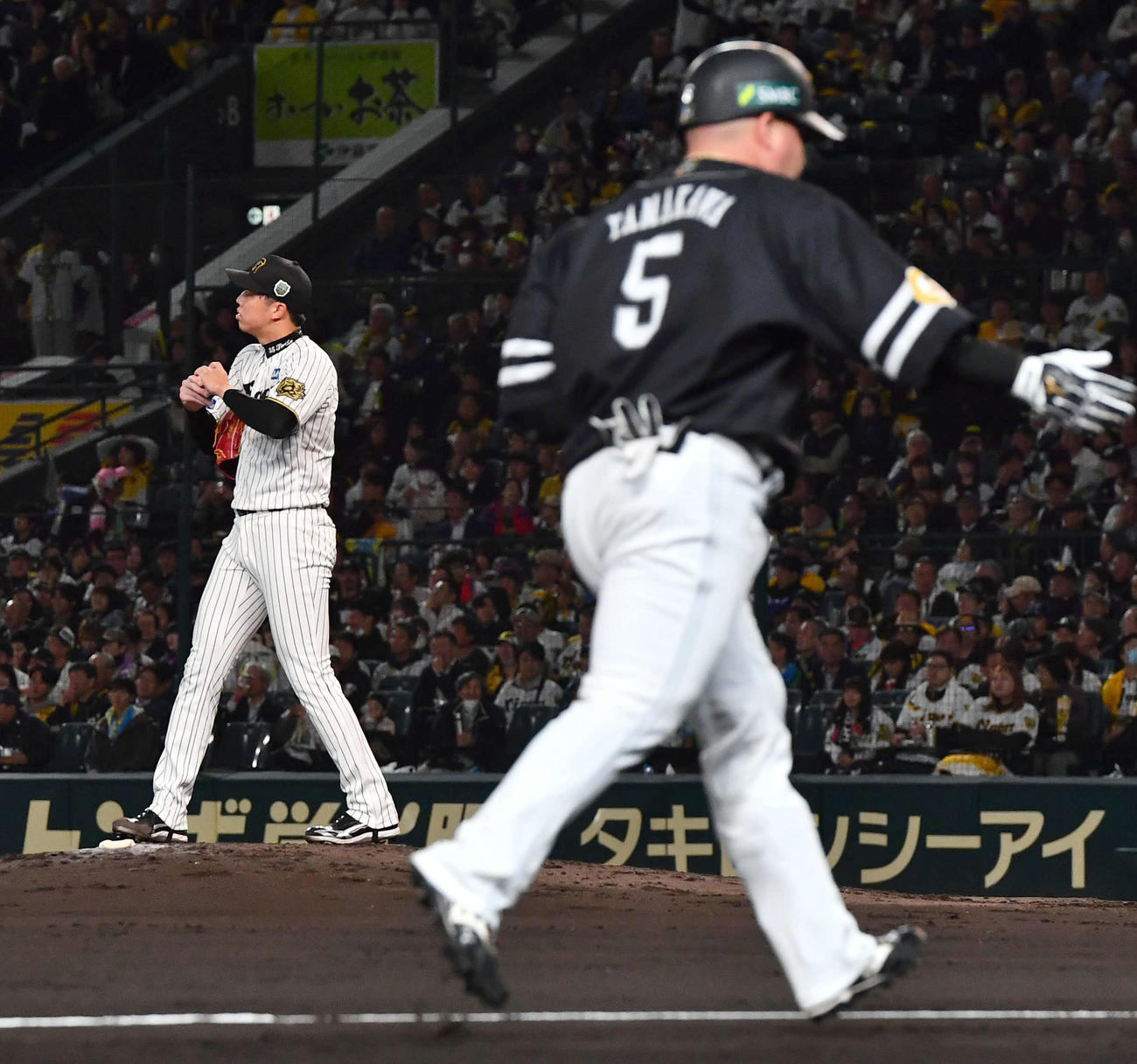 阪神対ソフトバンク　4回表ソフトバンク1死、山川（右）に同点の中越え本塁打を打たれた才木（撮影・岩下翔太）