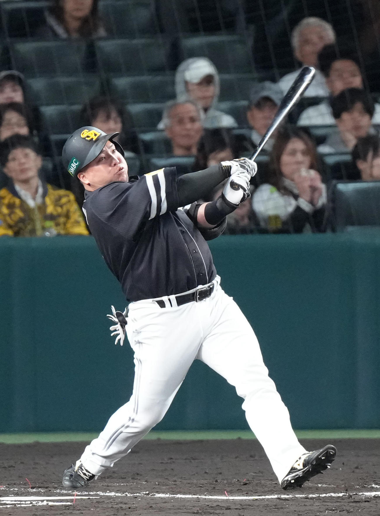 阪神対ソフトバンク　4回表ソフトバンク1死、山川は中越え本塁打を放つ（撮影・足立雅史）