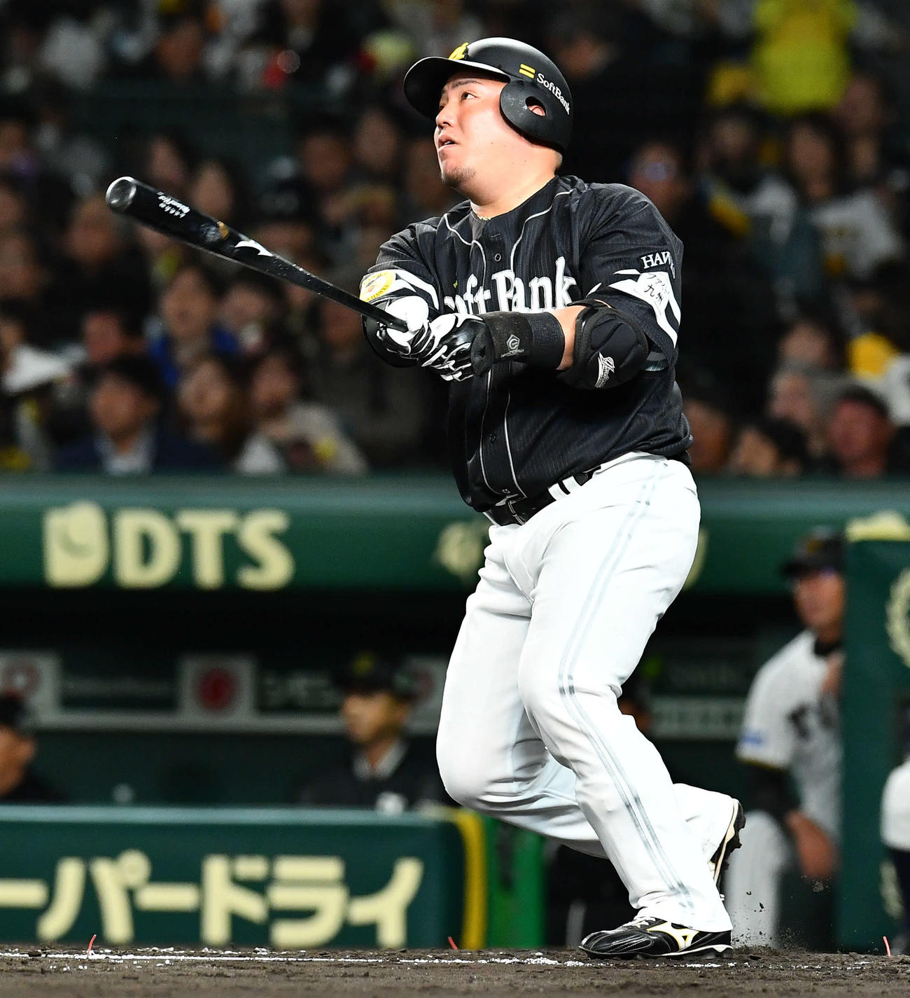阪神対ソフトバンク　4回表ソフトバンク1死、山川は同点の中越え本塁打を放つ（撮影・岩下翔太）