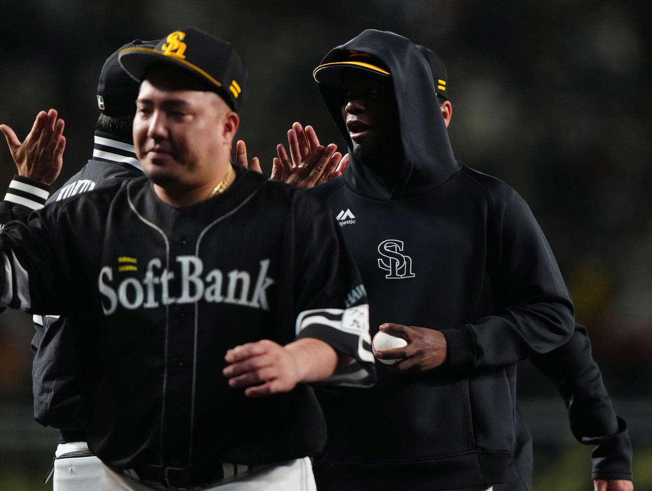 阪神対ソフトバンク　阪神に勝利し、タッチを交わすソフトバンクのモイネロ（右）（撮影・鈴木みどり）