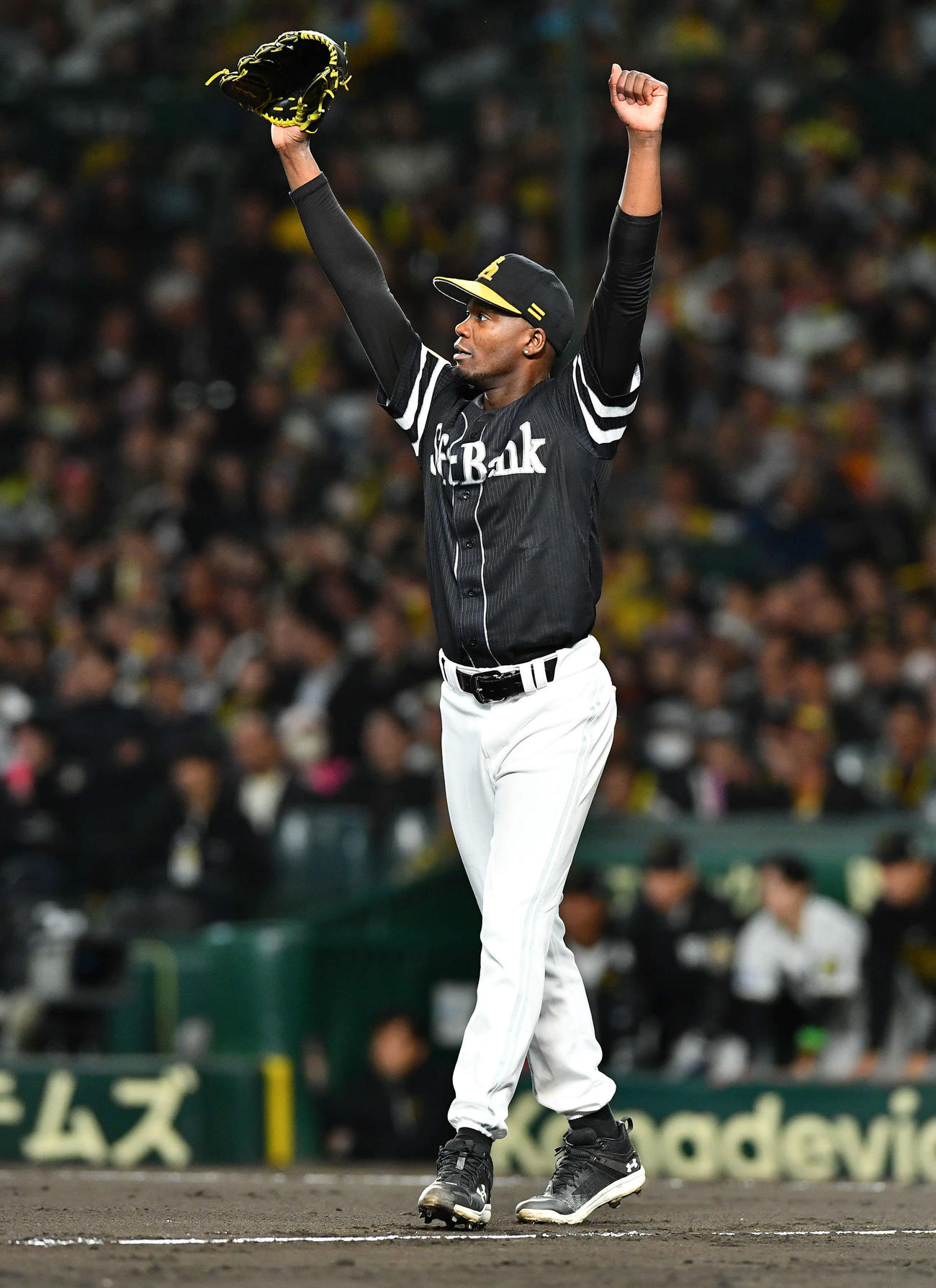 阪神対ソフトバンク　6回裏阪神2死一、二塁、坂本の遊飛を今宮が好捕し、ガッツポーズするモイネロ（撮影・岩下翔太）