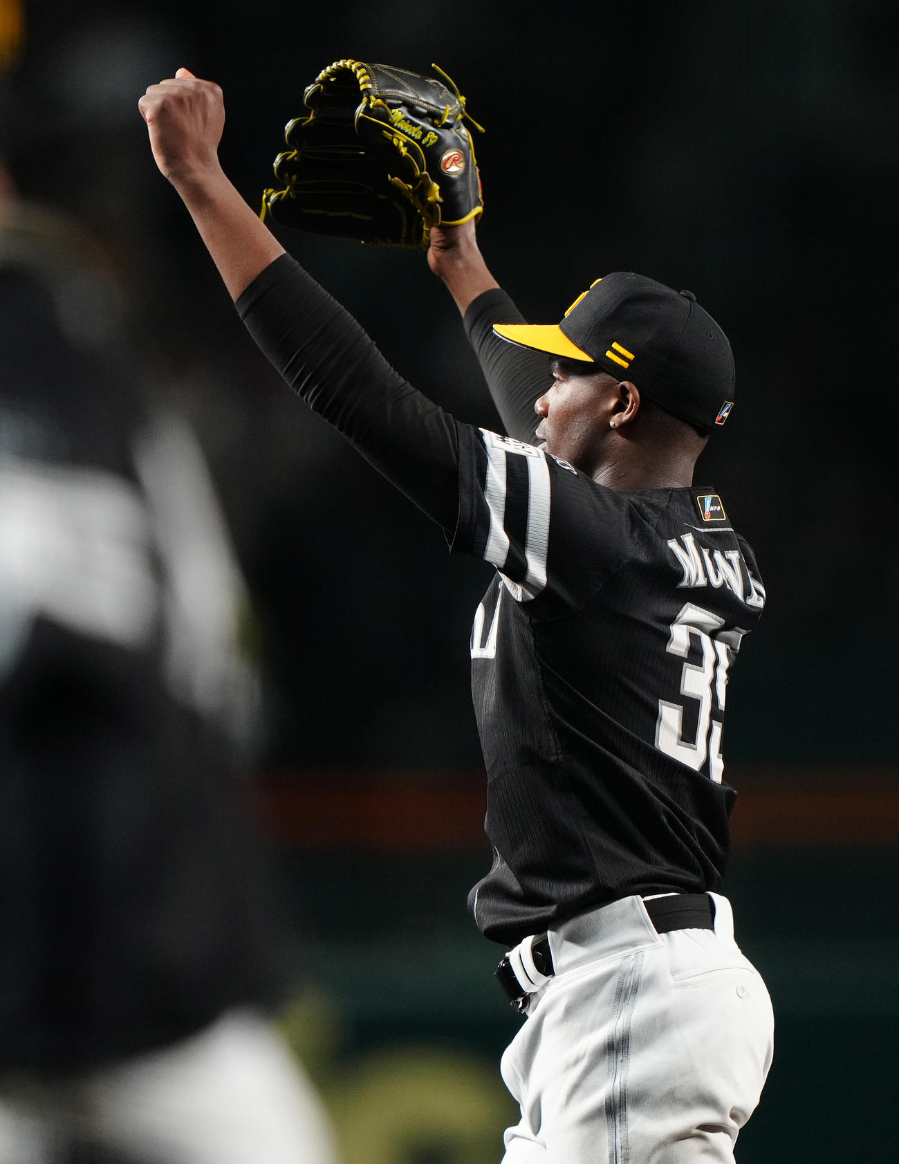阪神対ソフトバンク　6回裏阪神2死一、二塁、坂本の打球を遊撃手今宮が好捕し、ガッツポーズするモイネロ（撮影・鈴木みどり）