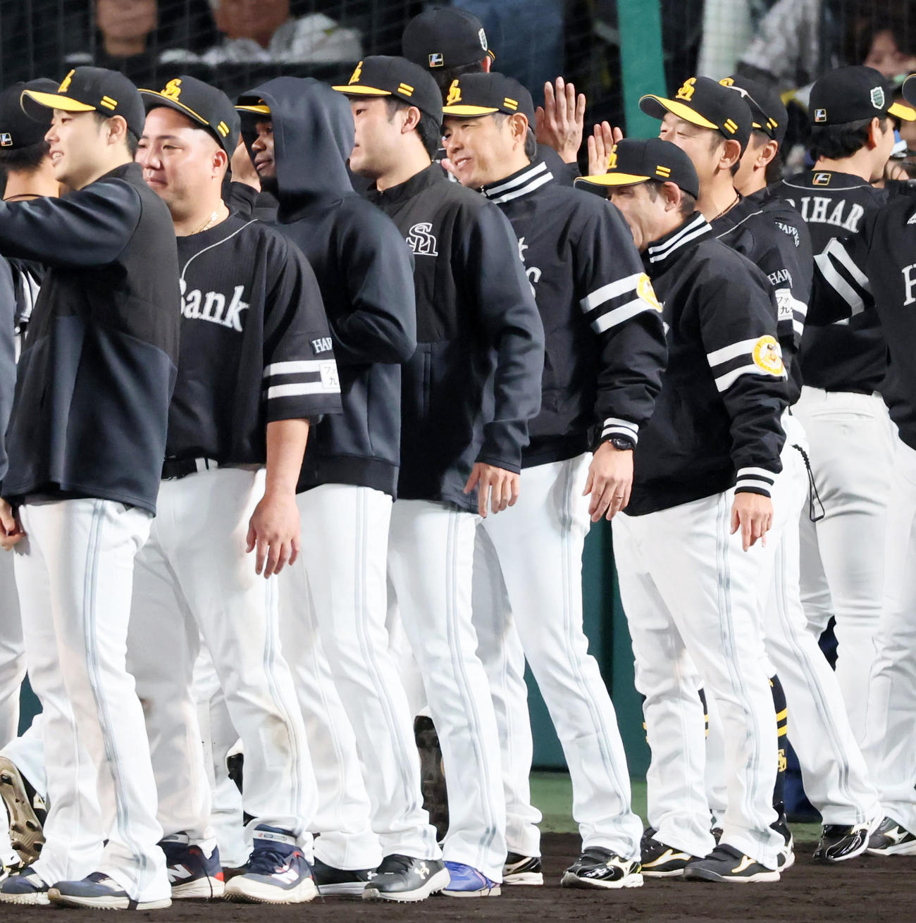 阪神対ソフトバンク　阪神に勝利しナインをタッチで迎える小久保監督。左から3人目はモイネロ（撮影・加藤哉）