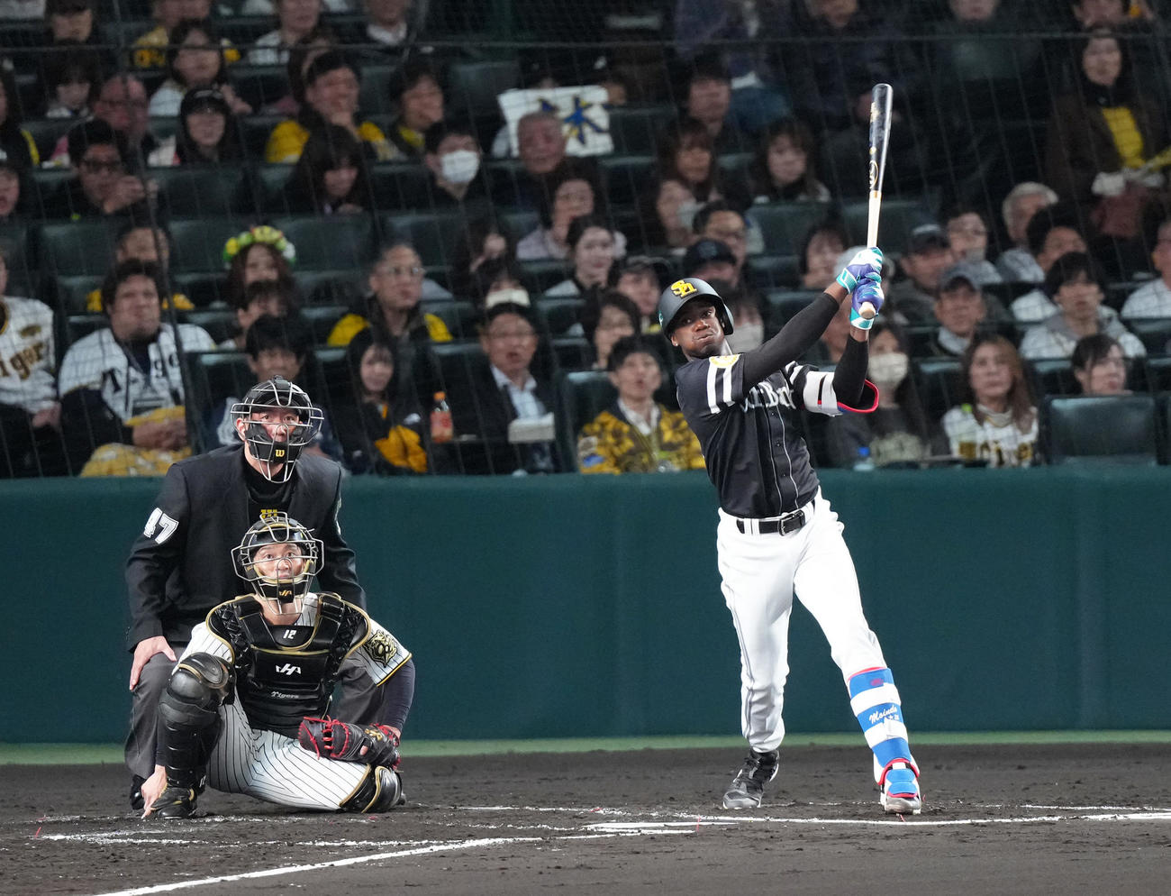 阪神対ソフトバンク　3回表ソフトバンク1死二塁、モイネロは右翼線にファウルを放つ（撮影・足立雅史）