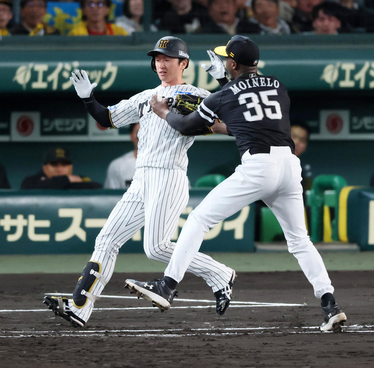 阪神対ソフトバンク　3回裏阪神1死、近本は投ゴロに倒れる。右はモイネロ（撮影・加藤哉）