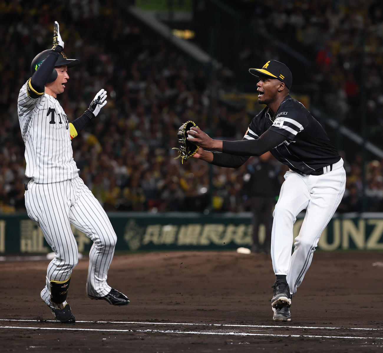 日本シリーズ第3戦　阪神対ソフトバンク　3回裏阪神1死、モイネロ（右）は近本を投ゴロに打ち取る（撮影・上田博志）