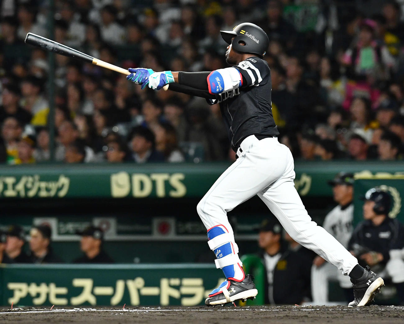 阪神対ソフトバンク　3回表ソフトバンク1死二塁、モイネロが放った右翼線への打球はファウルとなる（撮影・岩下翔太）