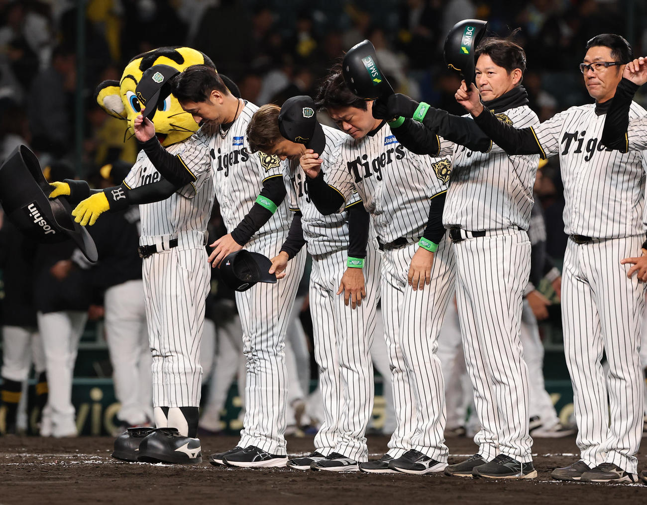 阪神対ソフトバンク　ソフトバンクに敗れた藤川監督（左）はファンにあいさつをする（撮影・上田博志）