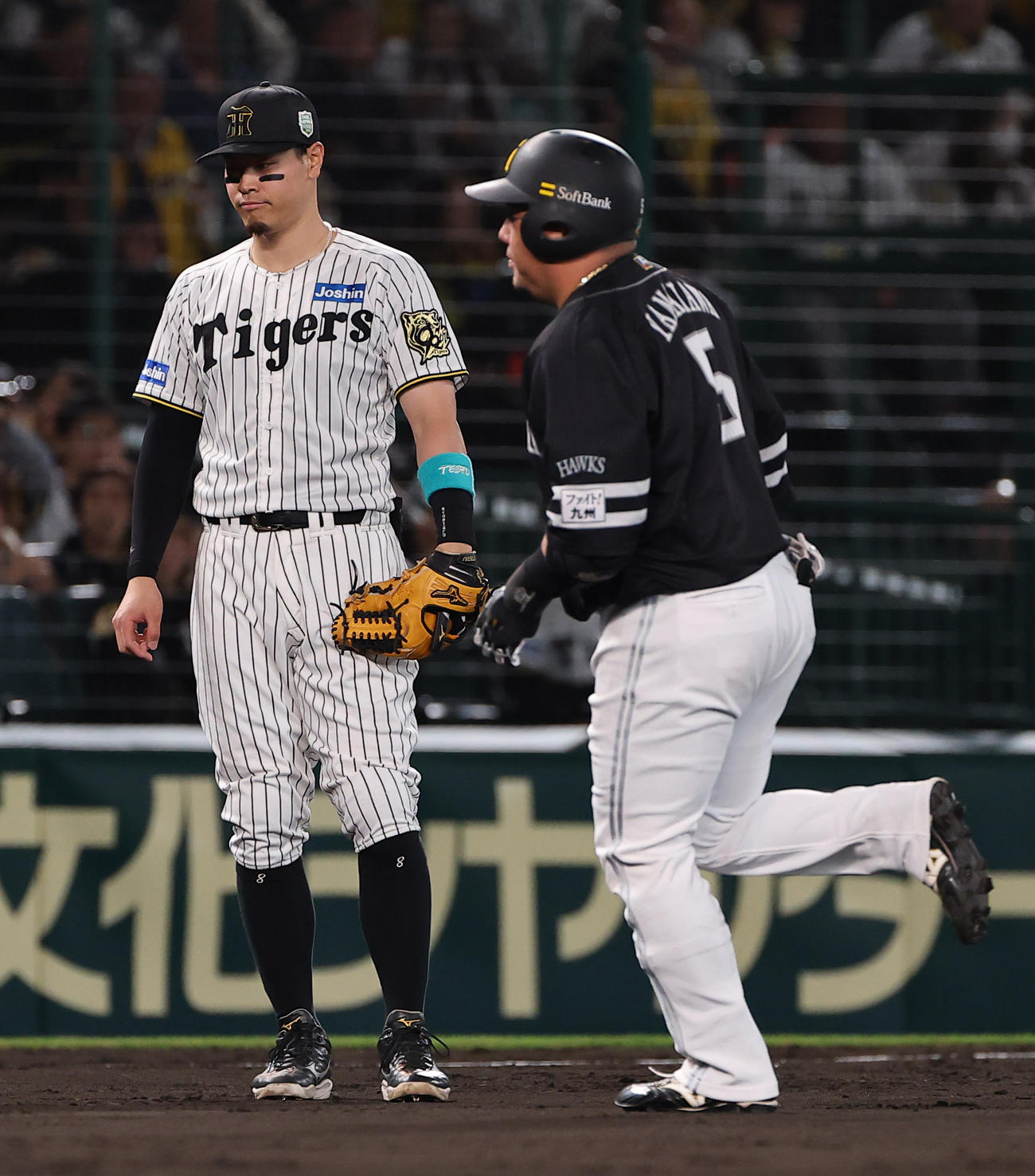 阪神対ソフトバンク　4回表ソフトバンク1死、佐藤輝（左）は山川の同点本塁打に渋い表情を見せる（撮影・上田博志）