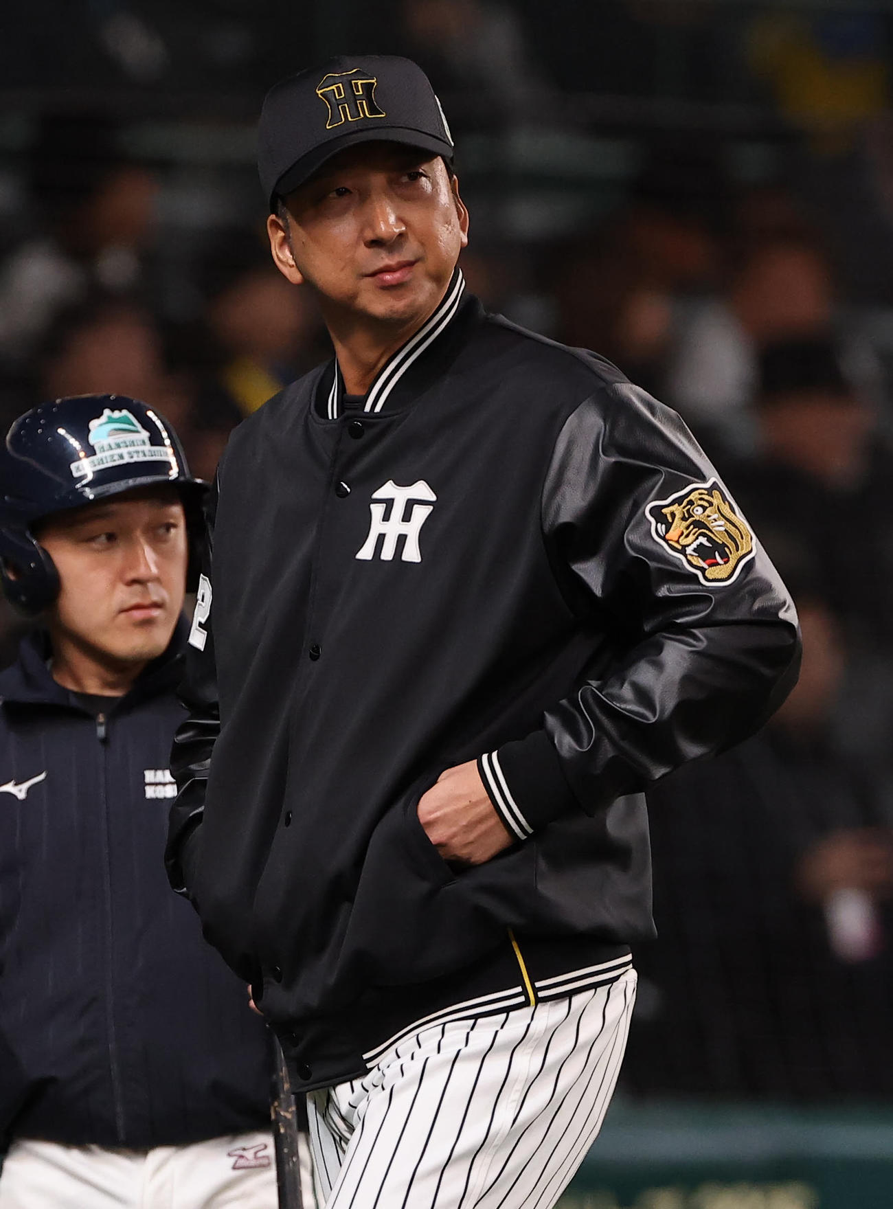 阪神対ソフトバンク　選手交代を告げる藤川監督（撮影・上田博志）