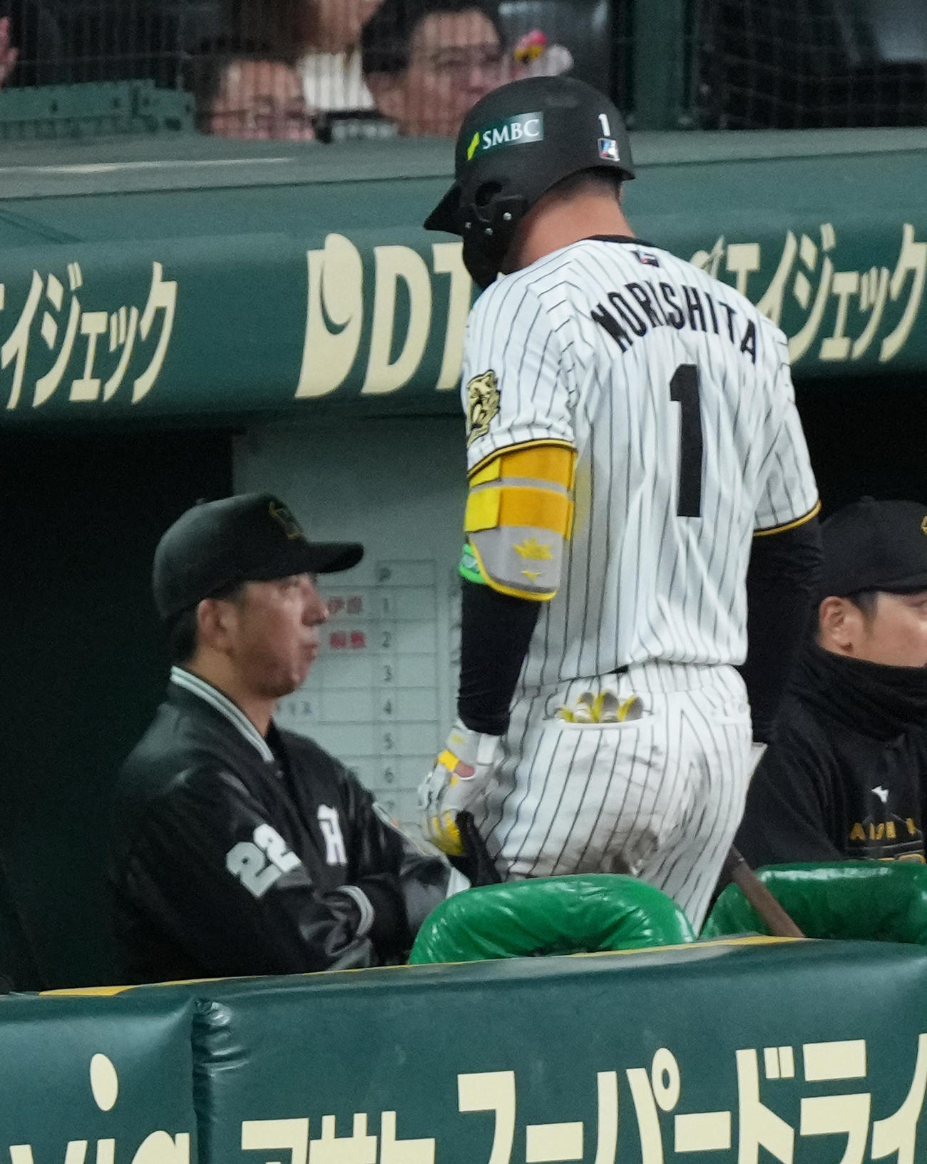 阪神対ソフトバンク　8回裏阪神無死、森下（右）は中飛に倒れる。左は藤川監督（撮影・足立雅史）