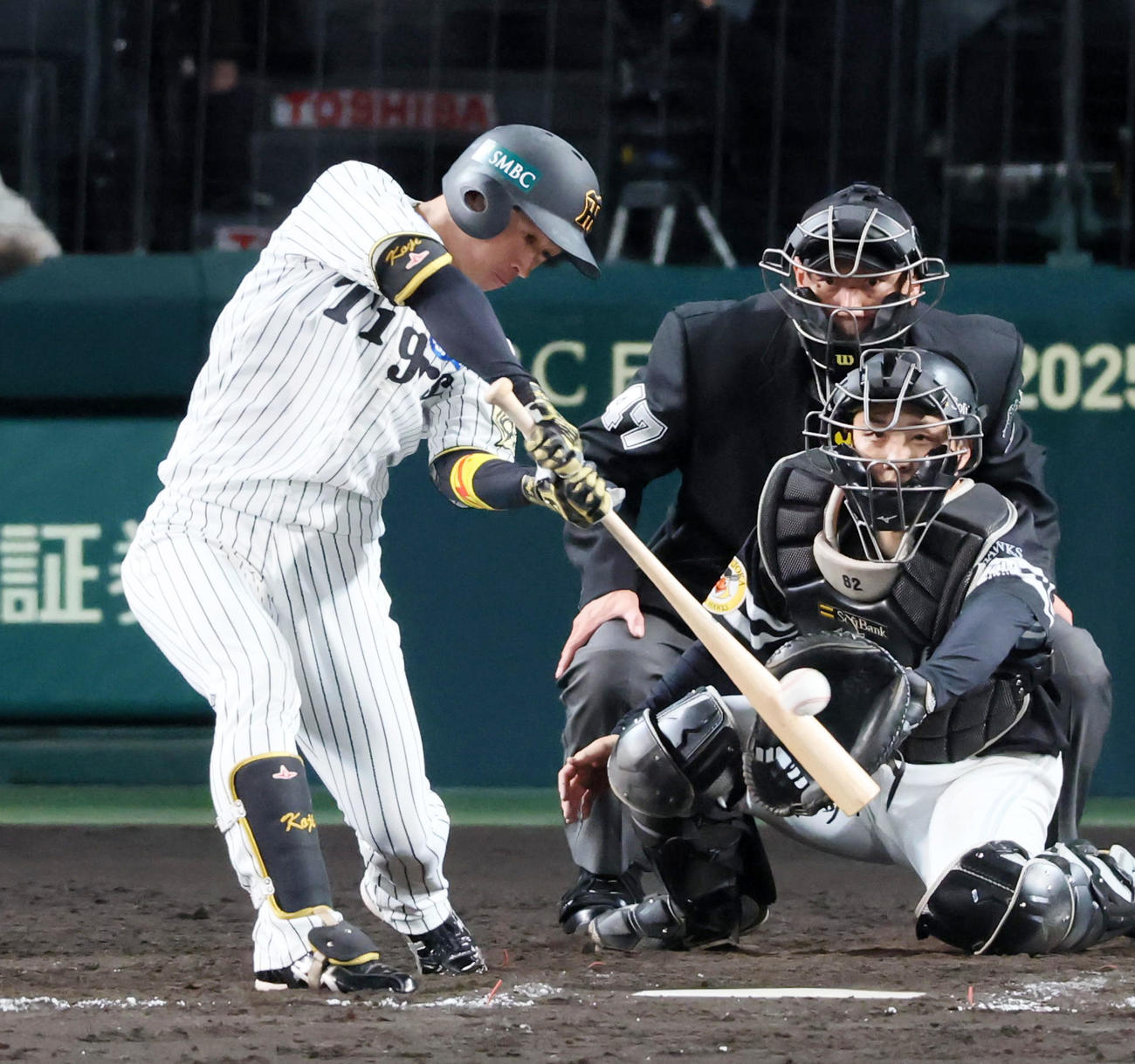 阪神対ソフトバンク　9回裏阪神1死一塁、近本は左前打を放つ。投手杉山（撮影・加藤哉）
