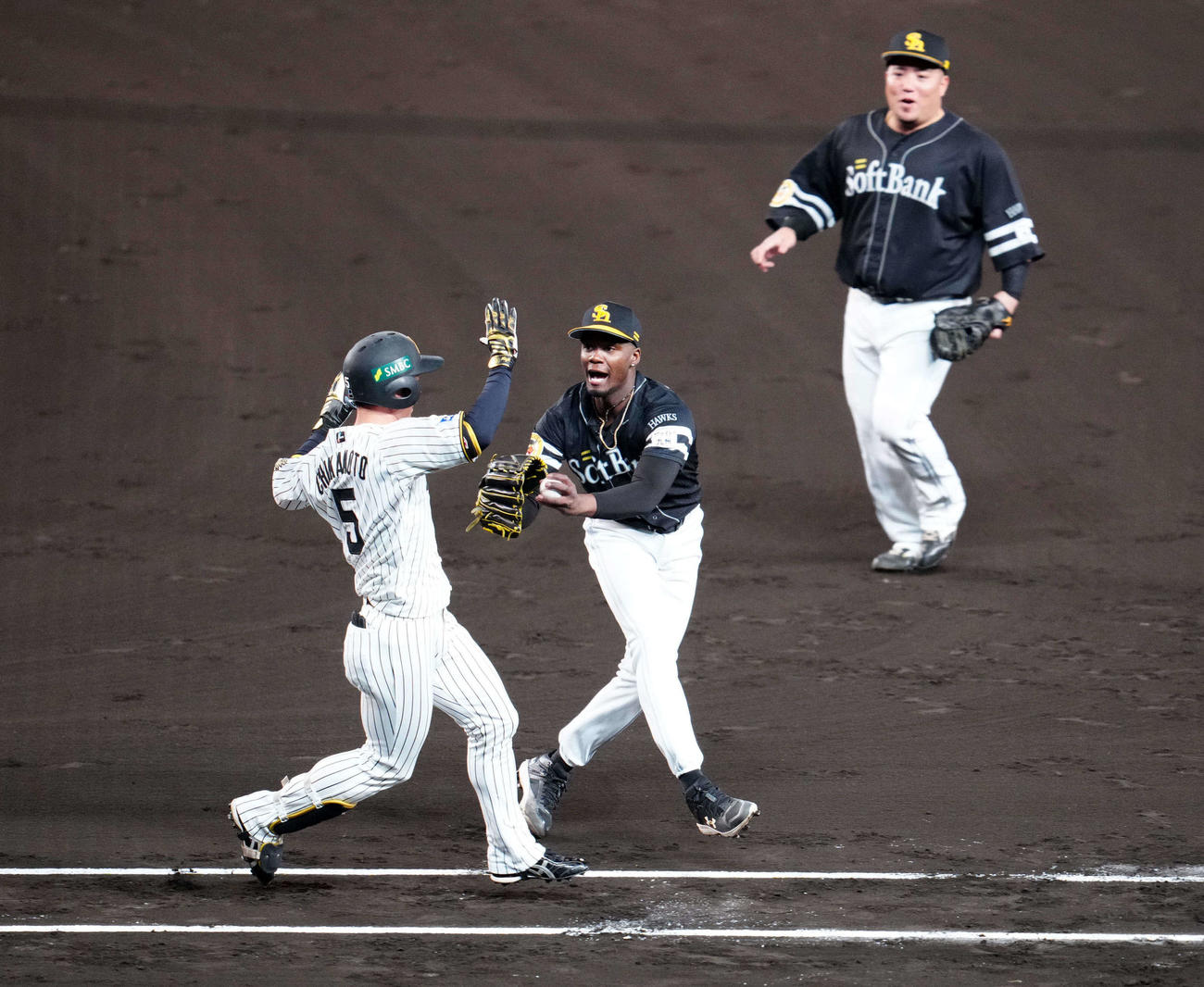 阪神対ソフトバンク　3回裏阪神1死、近本（左）を投ゴロに仕留めるモイネロ（撮影・江口和貴）
