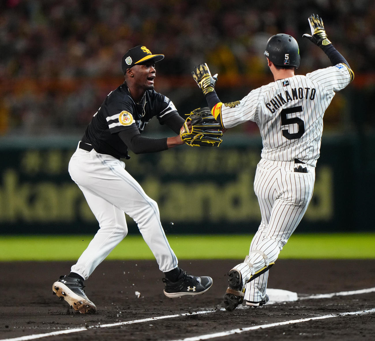 阪神対ソフトバンク　3回裏阪神1死、近本を投ゴロに仕留めるモイネロ（撮影・鈴木みどり）
