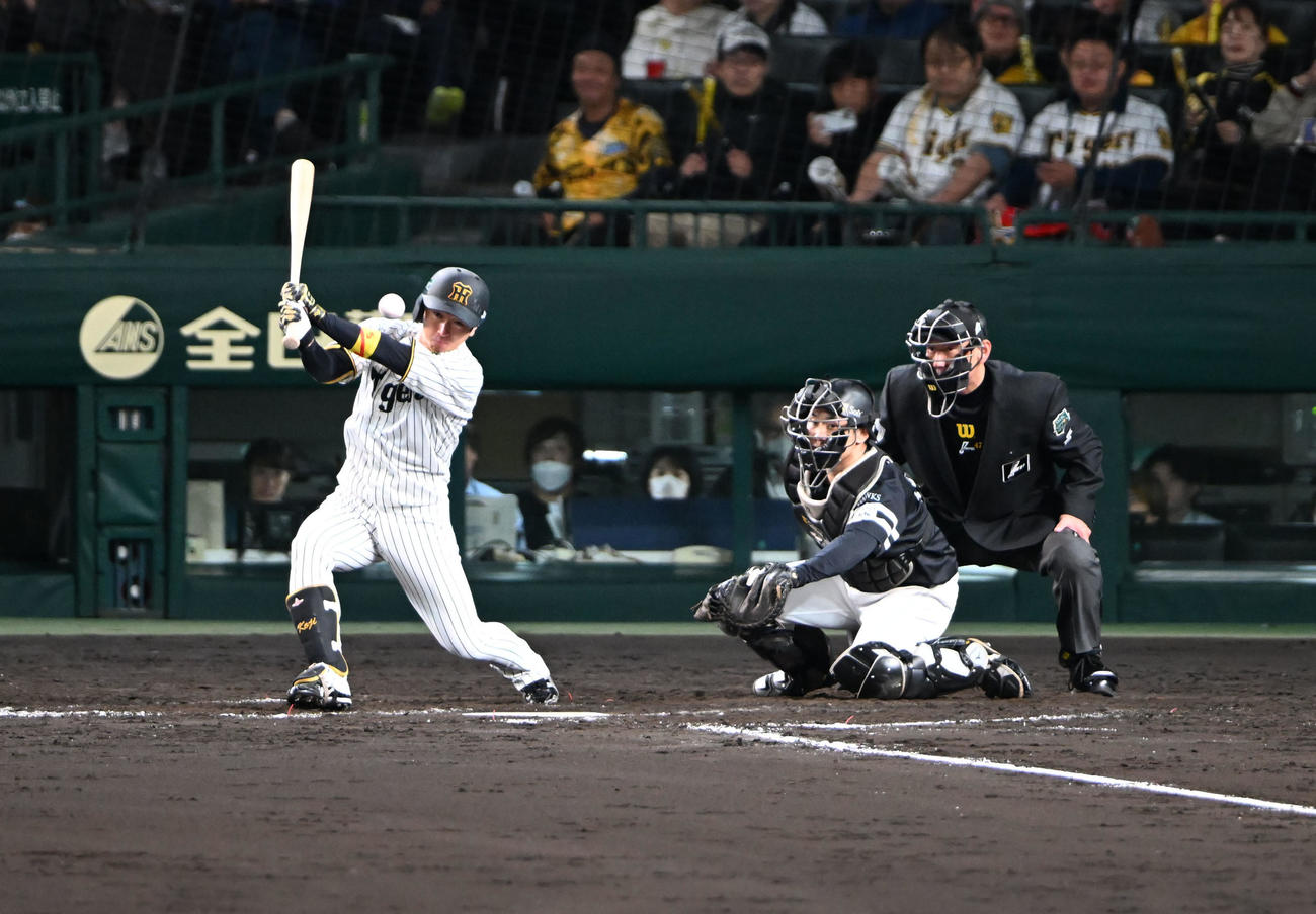 阪神対ソフトバンク　9回裏阪神1死一塁、左前打を放つ近本（撮影・和賀正仁）