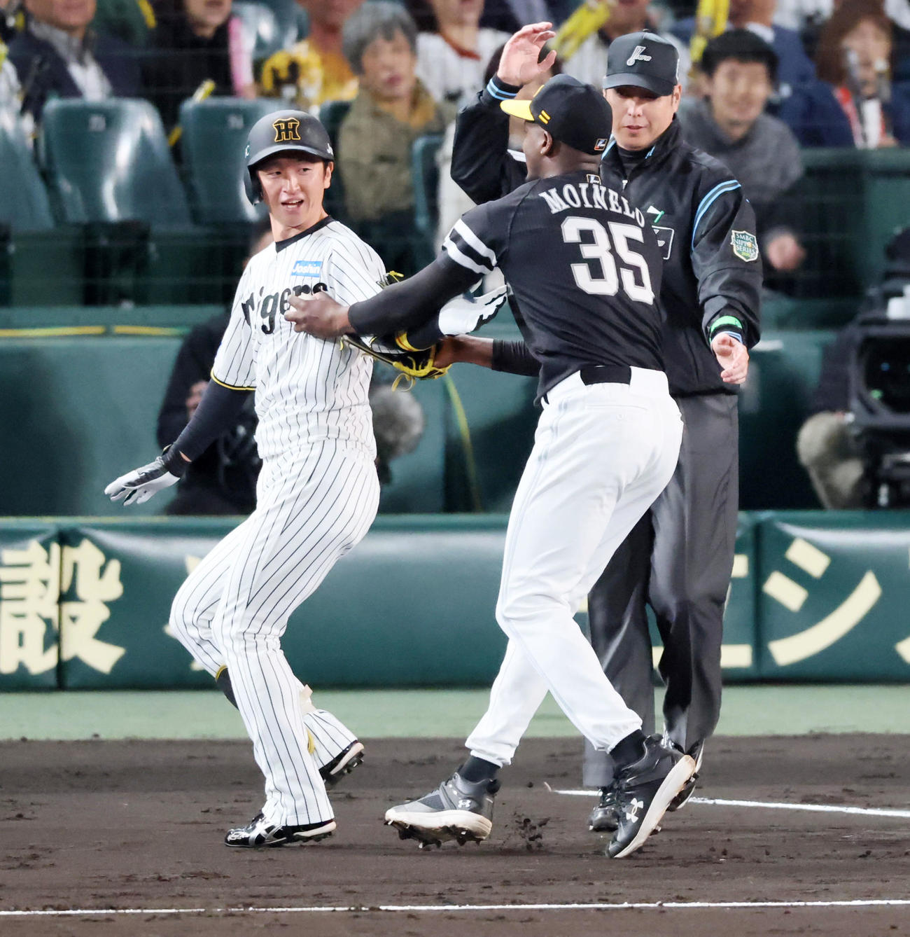 阪神対ソフトバンク　3回裏阪神1死、近本は投ゴロに倒れタッチしたモイネロ（右）から声をかけられる（撮影・加藤哉）