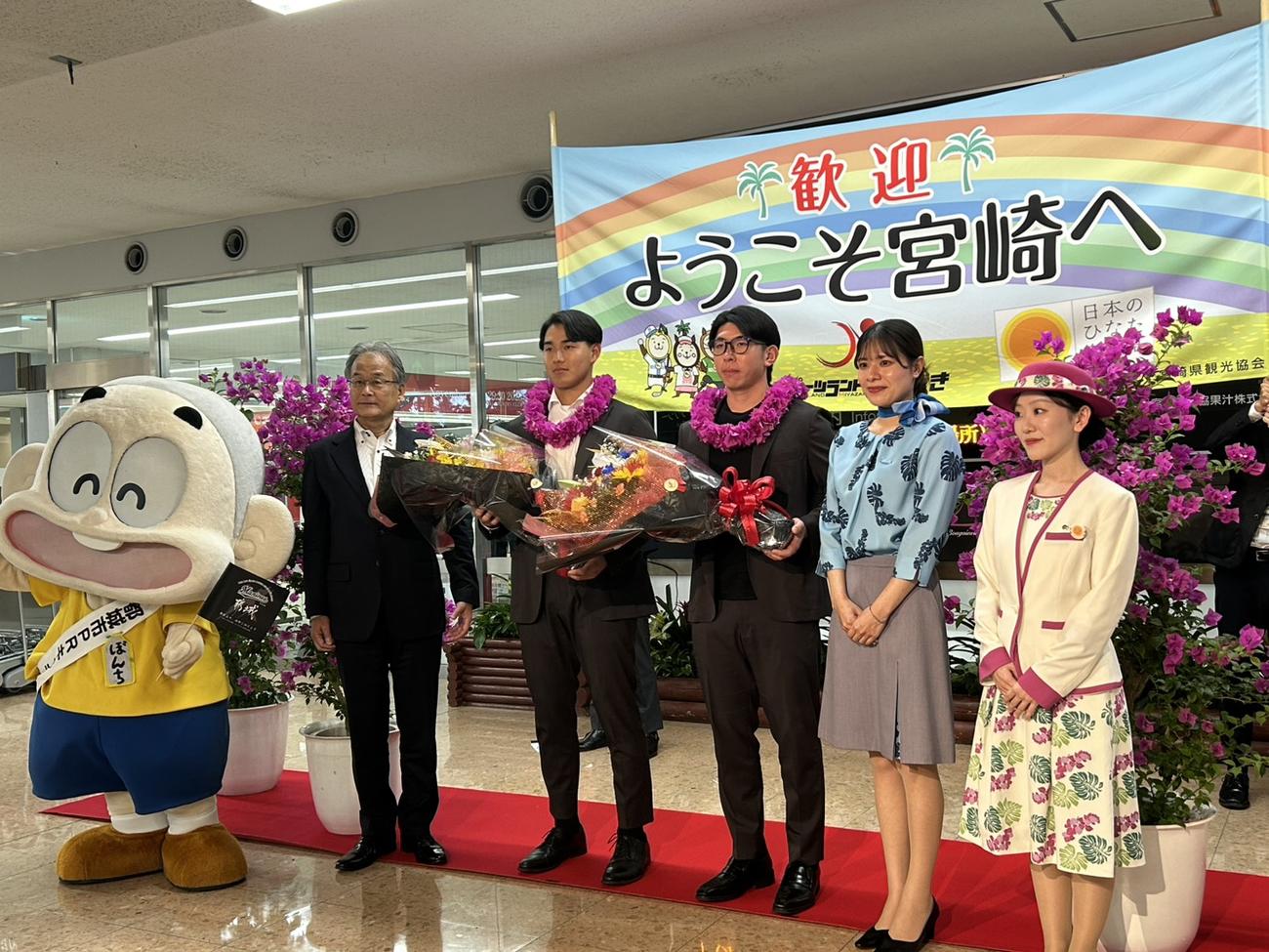 宮崎空港で歓迎セレモニーを受けた西川と寺地（撮影・星夏穂）