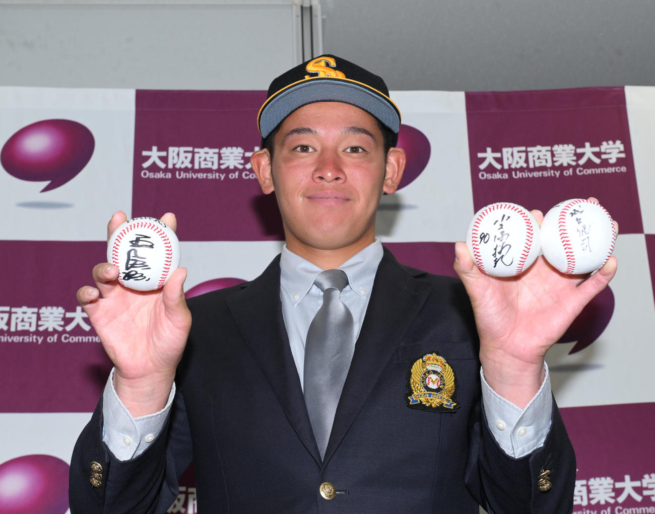 ソフトバンクから3位指名を受け、左から王球団会長、小久保監督、城島CBOのサインボールを手にする大商大・鈴木（撮影・和賀正仁）