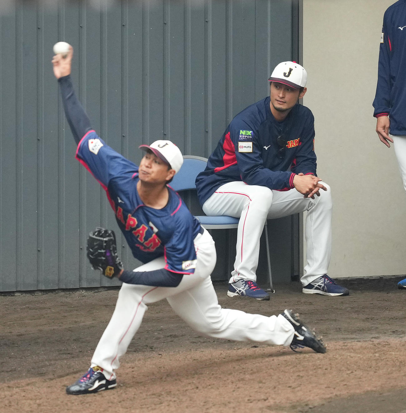 2023年2月、侍ジャパン強化合宿　ブルペンで球練習をする宇田川（手前）を見守るダルビッシュ